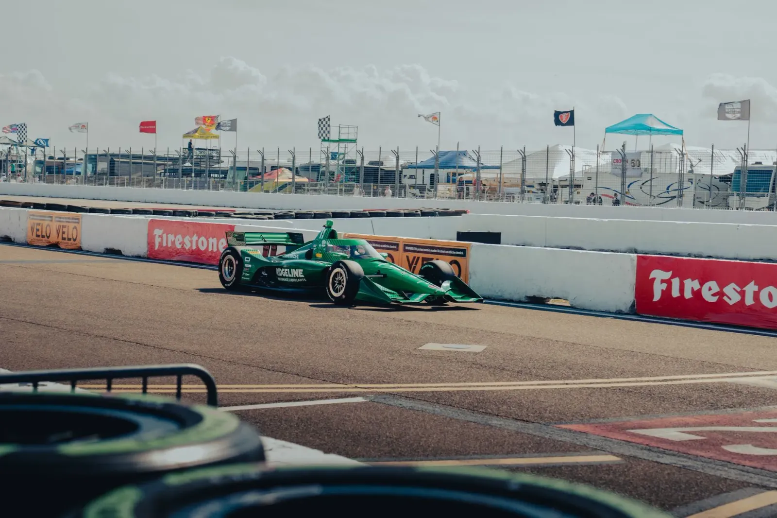 Pilotu IndyCar iha podium bainhira hanoin kona-ba futuru estratéjia motorsportu iha tinan 2026