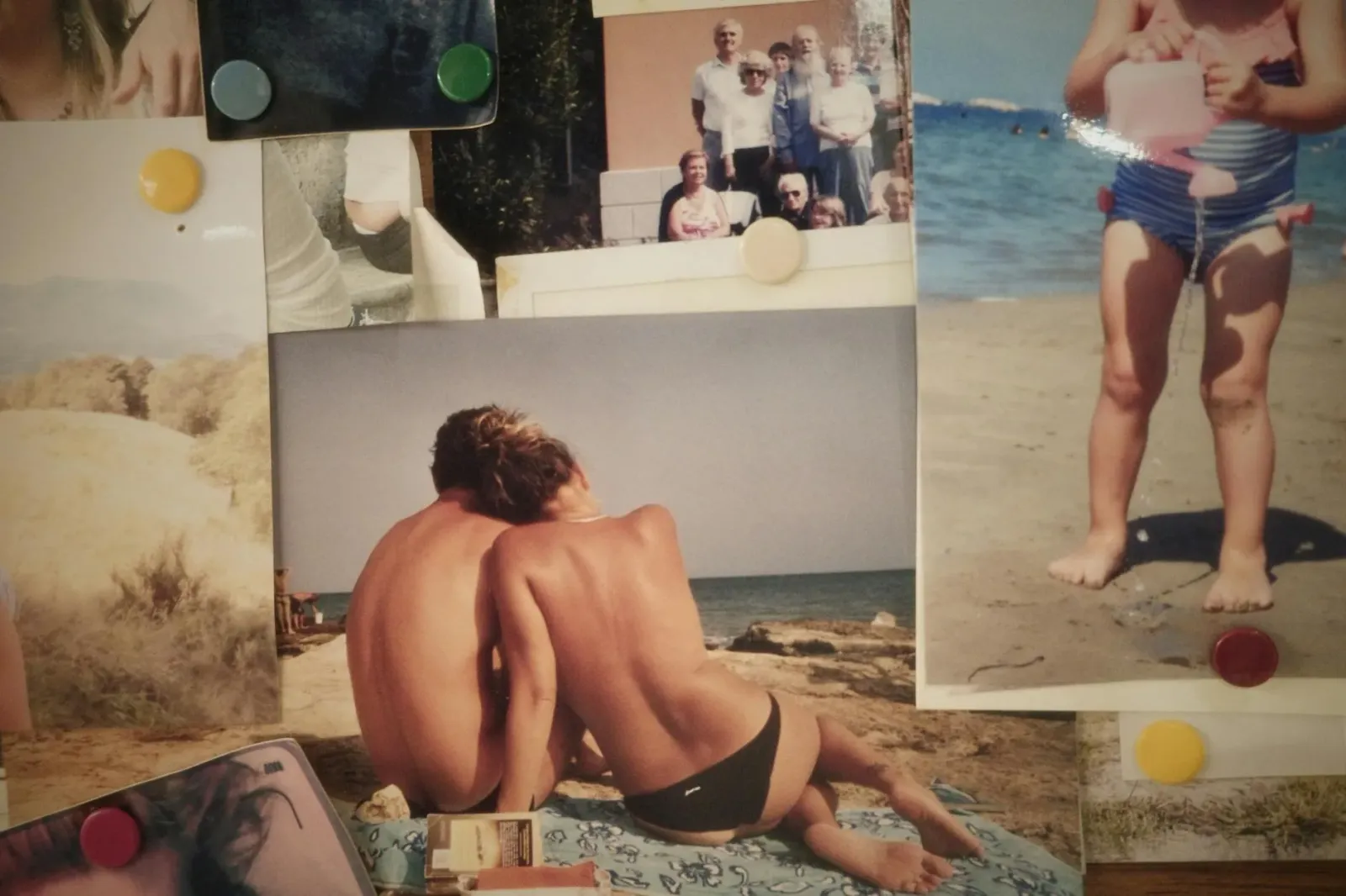 Tom Brady hamahon iha foto veranu ho nia oan sira Vivian no Ben, hatudu sorrisu no ambiente família