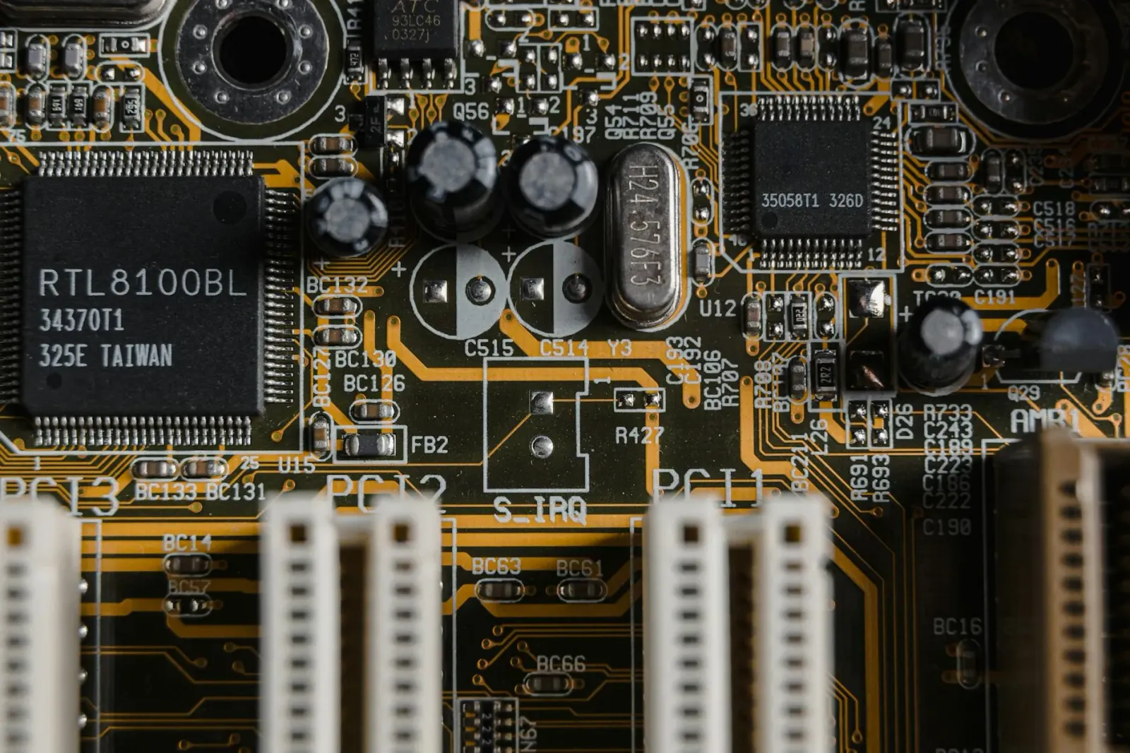 Imajen ida hatudu mundu teknolojia modernu ho xip komputador, pagamentu digital no jogu eletróniku, iha fundu azul ho luz neo