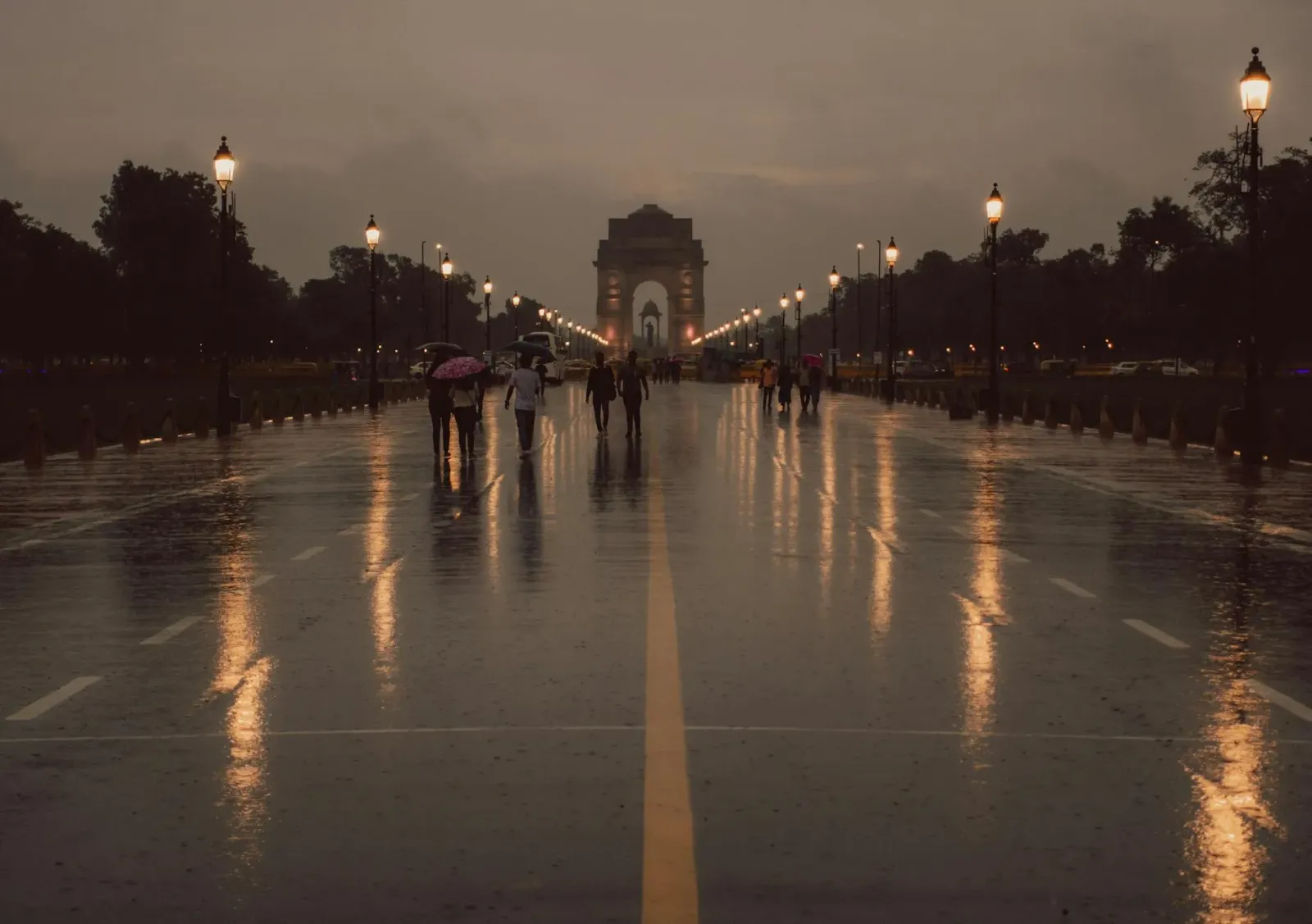 Tempestade subar no udan forte iha Delhi, ho temperatura tun 19°C, ne'ebé anormal ba fulan Juñu.
