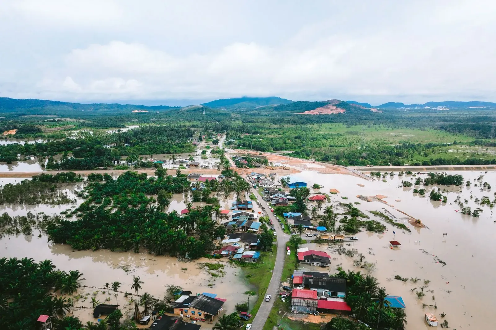Imajen ida husi inundasaun boot depois de cloudburst iha rejiaun montanha, ho uma sira nakukun no bee sulin hela