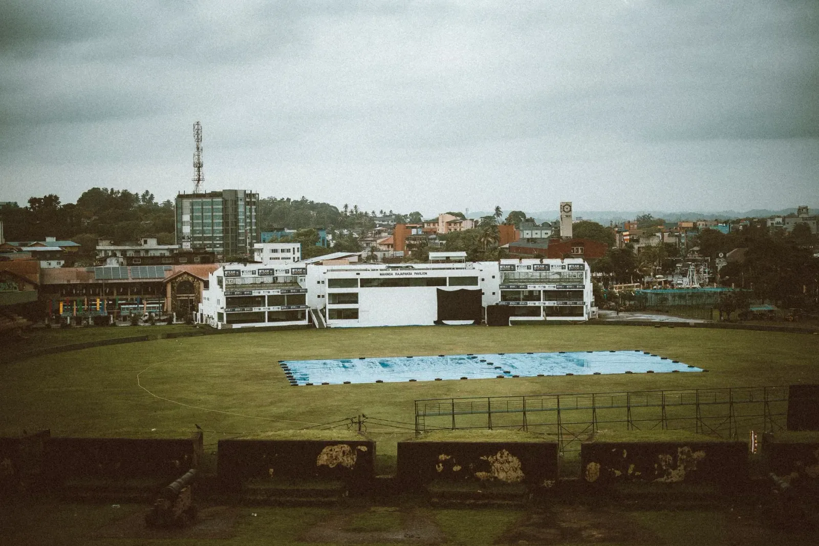 Imajen estadiu kriket iha Sri Lanka ho bandeira India no Sri Lanka, atleta sira prepara an ba jogu tri-series