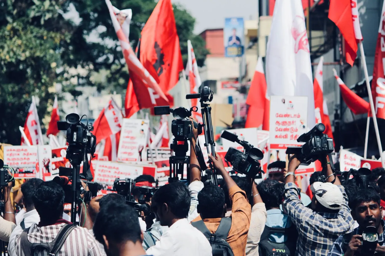 Ema barak hamutuk iha rally politika, ho K. Annamalai iha palco, bandeira partidu foun We the Leaders iha kotuk, kaptura husi