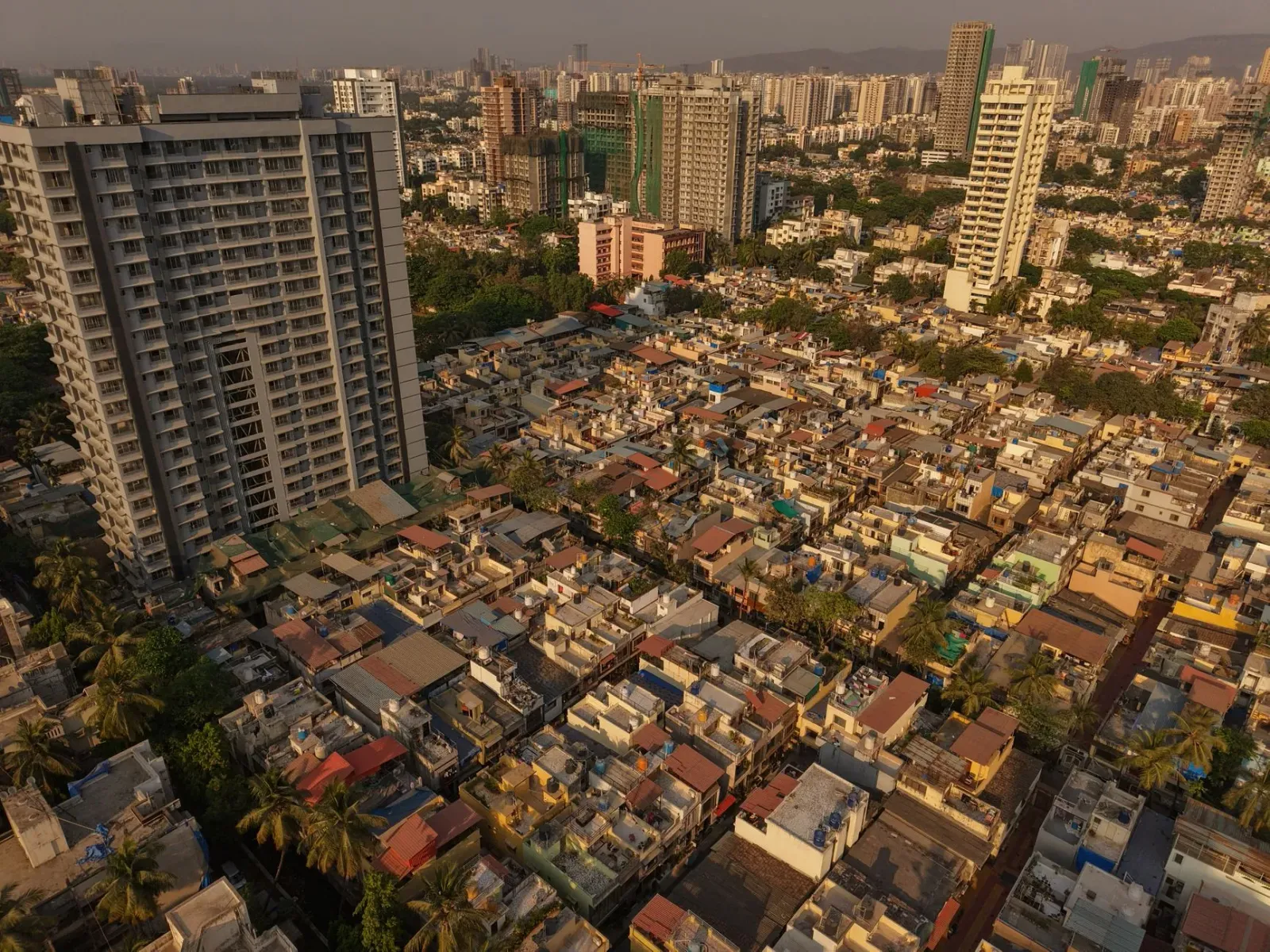 Imajen konseptuál husi projetu reurbanizasaun Dharavi iha Mumbai ho infrastrutura transportes, estasaun metro, no edifísiu ko