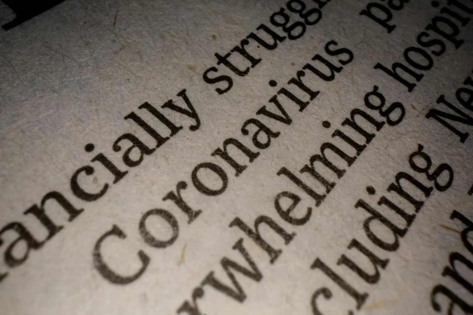 Imajen ilustrasaun kona-ba notísia polítika ho manchete sira kona-ba kolapsu sistema asilu, sanção internasionál, no fraude d