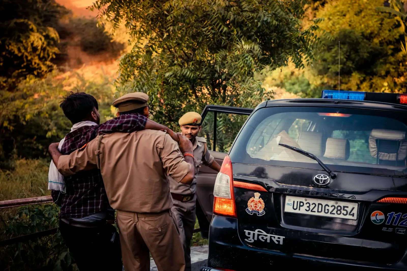 Imajen ida ne'ebé hatudu juiz sira iha Supremu Tribunál Índia koalia kona-ba kazu atrasu investigasaun polísia Gujarat, ho ví