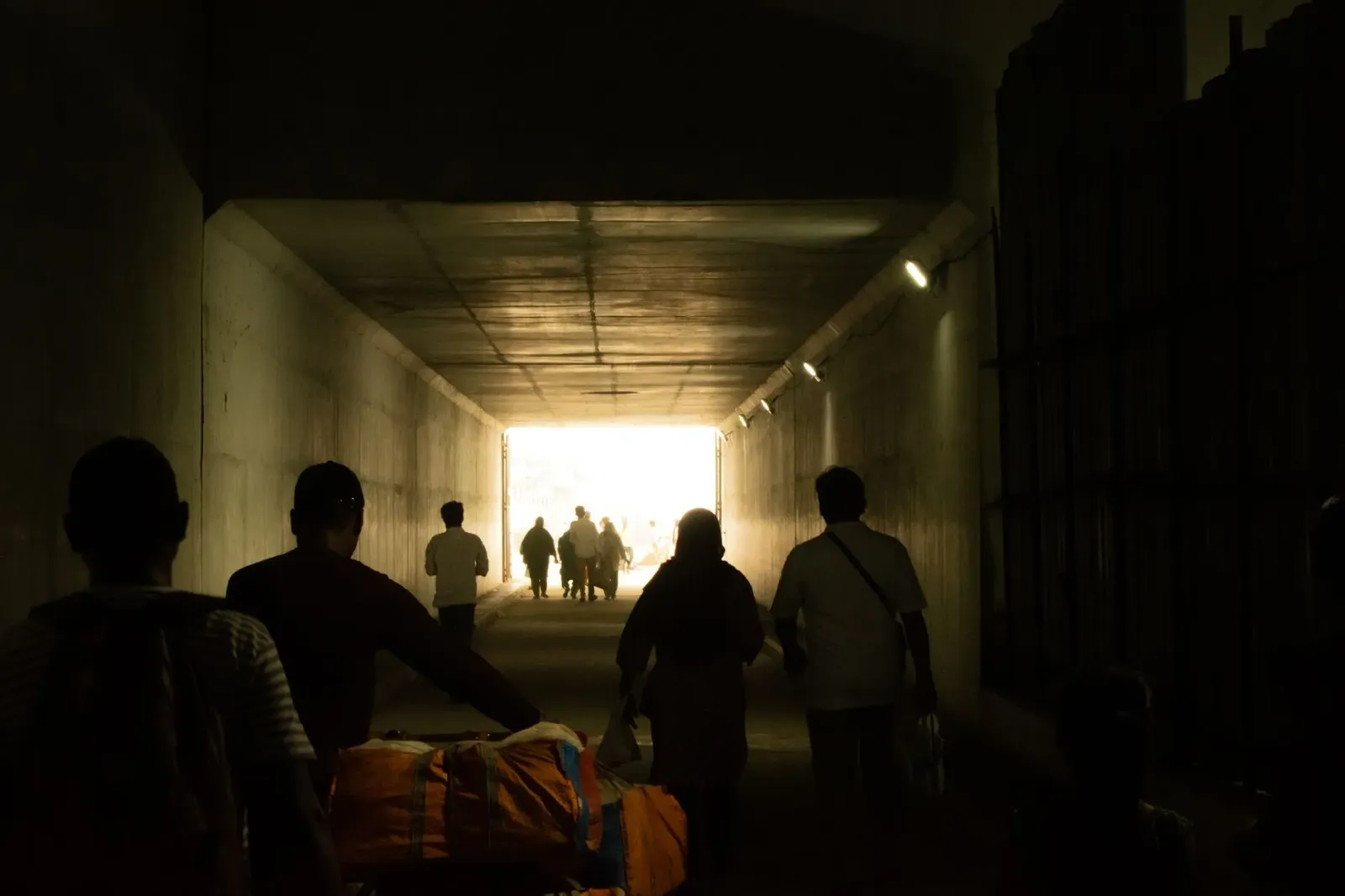 Imajen hatudu fronteira entre India no Bangladesh ho arame farpa, simboliza kontrolu fronteira no deportasaun migrante ilegal