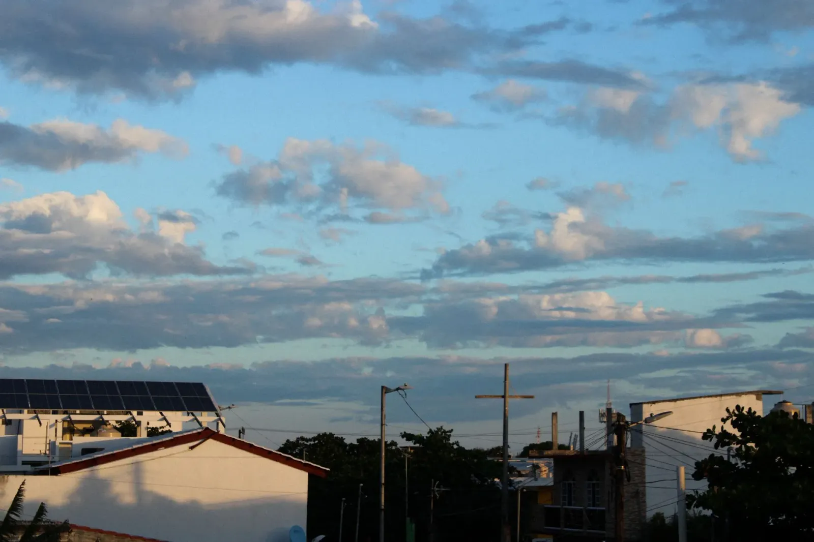 Painél solar iha uma laran iha Indía, hatudu oinsá enerjia solar bele ajuda ema ki'ik atu redús kustu eletrisidade