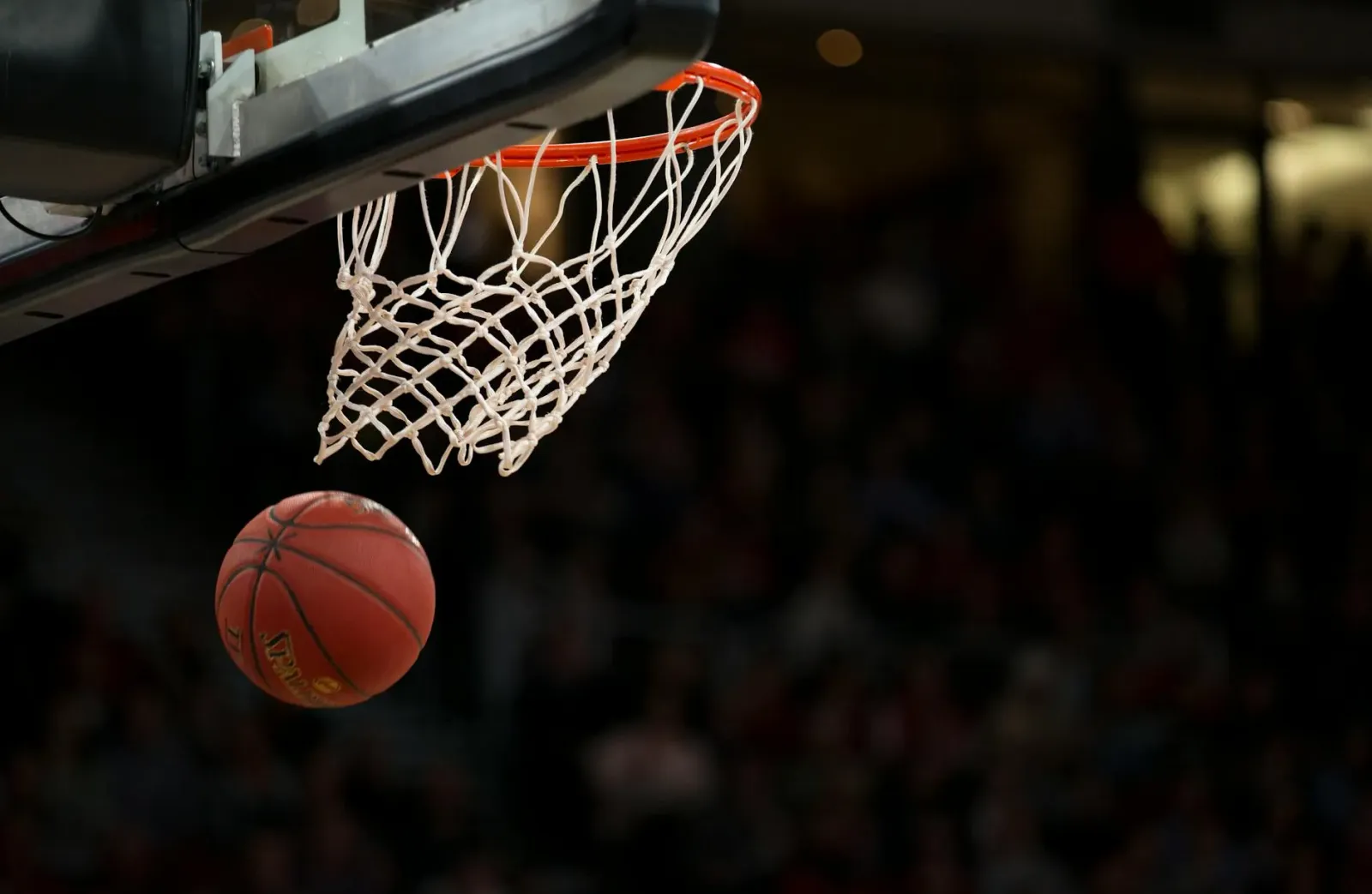 Mason Plumlee husi San Antonio Spurs halo dunke iha jogu NBA Playoffs kontra Oklahoma City Thunder, iha arena barulhu ho torc