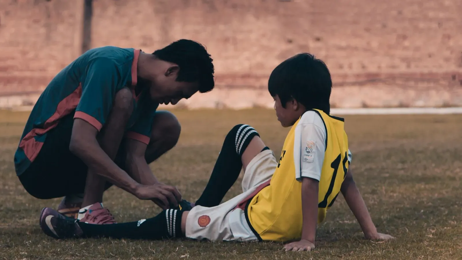Imajen hatudu jogador futebol, bandeira Suísa, no ema ajuda labarik mágiku ki'ik