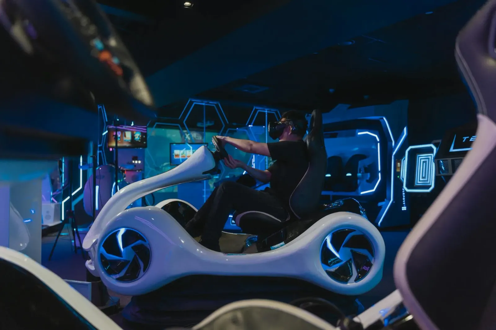 Imajen detalhadu kona-ba tecnologia futurista iha mundu desportu, hanesan monitor AI no karreta motor foun, ne'ebé haree muda