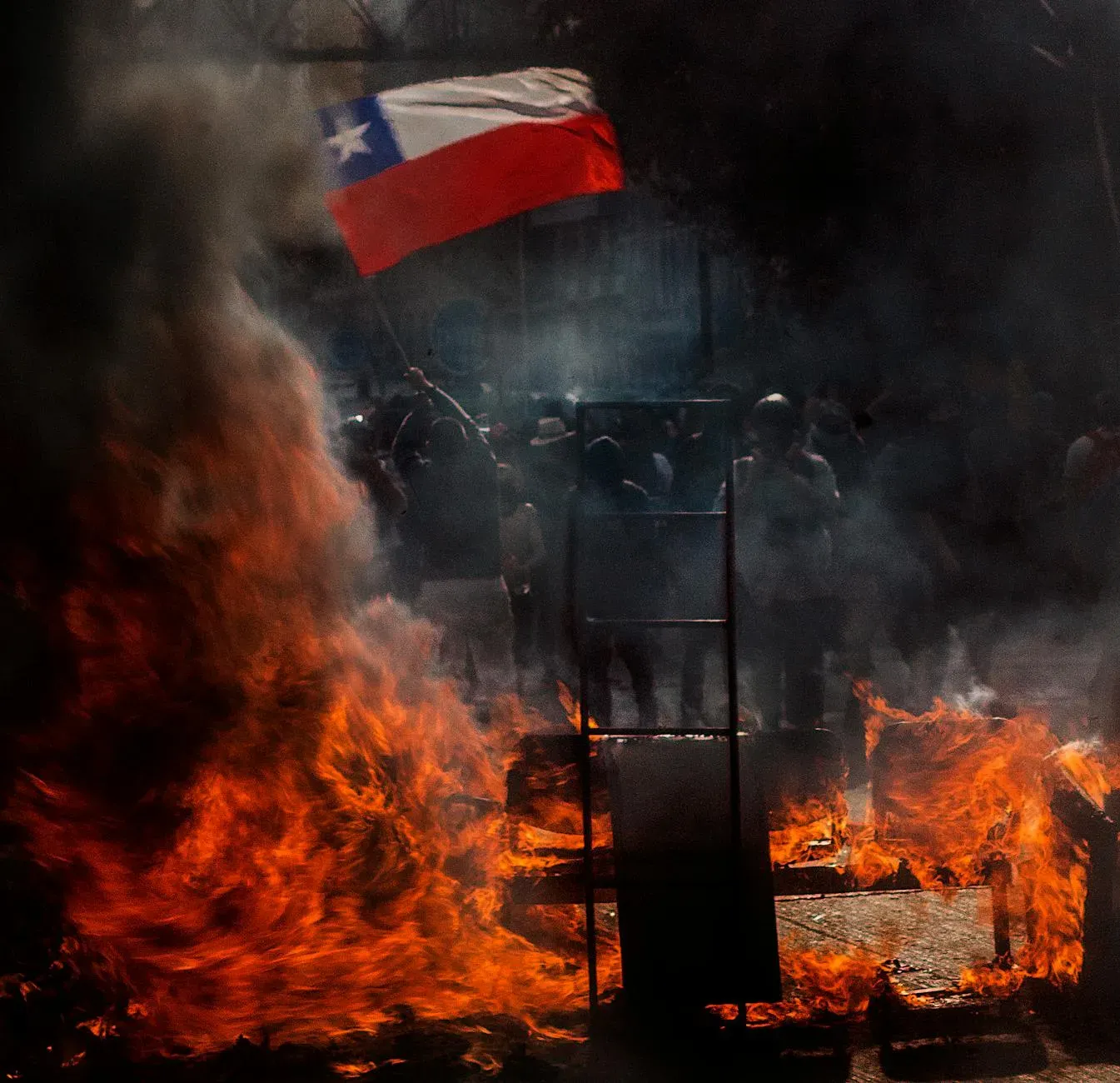 Imajen hatudu komputador ho ikonu seguransa no dadus, ho fundu ne'ebé hatudu protestu no reuniaun polítika, atu ilustra krize
