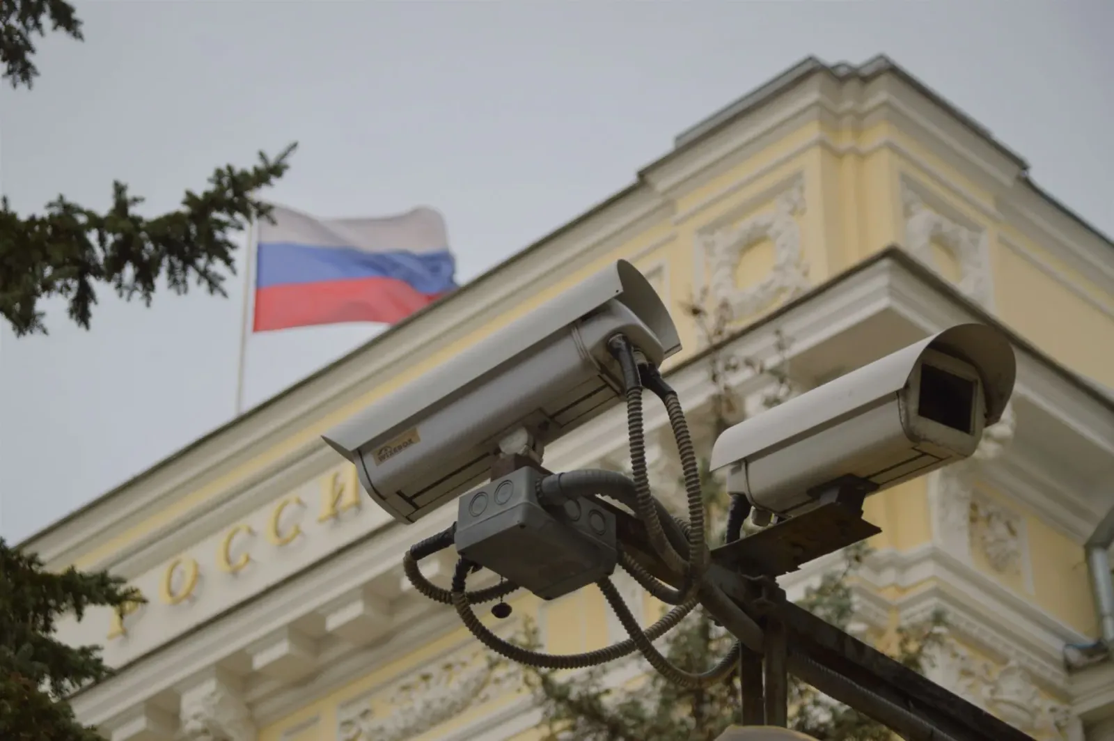 Imajen ida ne'ebé hatudu teknolojia AI uza atu monitoriza seguransa nasionál, ho komputador no dados sientífiku iha fundu