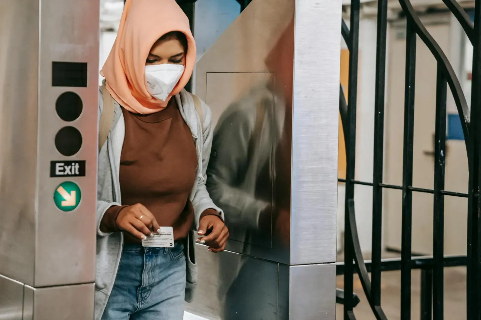 Ilustrasaun kona-ba eventu tolu: akordu Iran, metro Thane iha Índia, no regra green card foun iha EUA, ne'ebé hatudu oinsá si