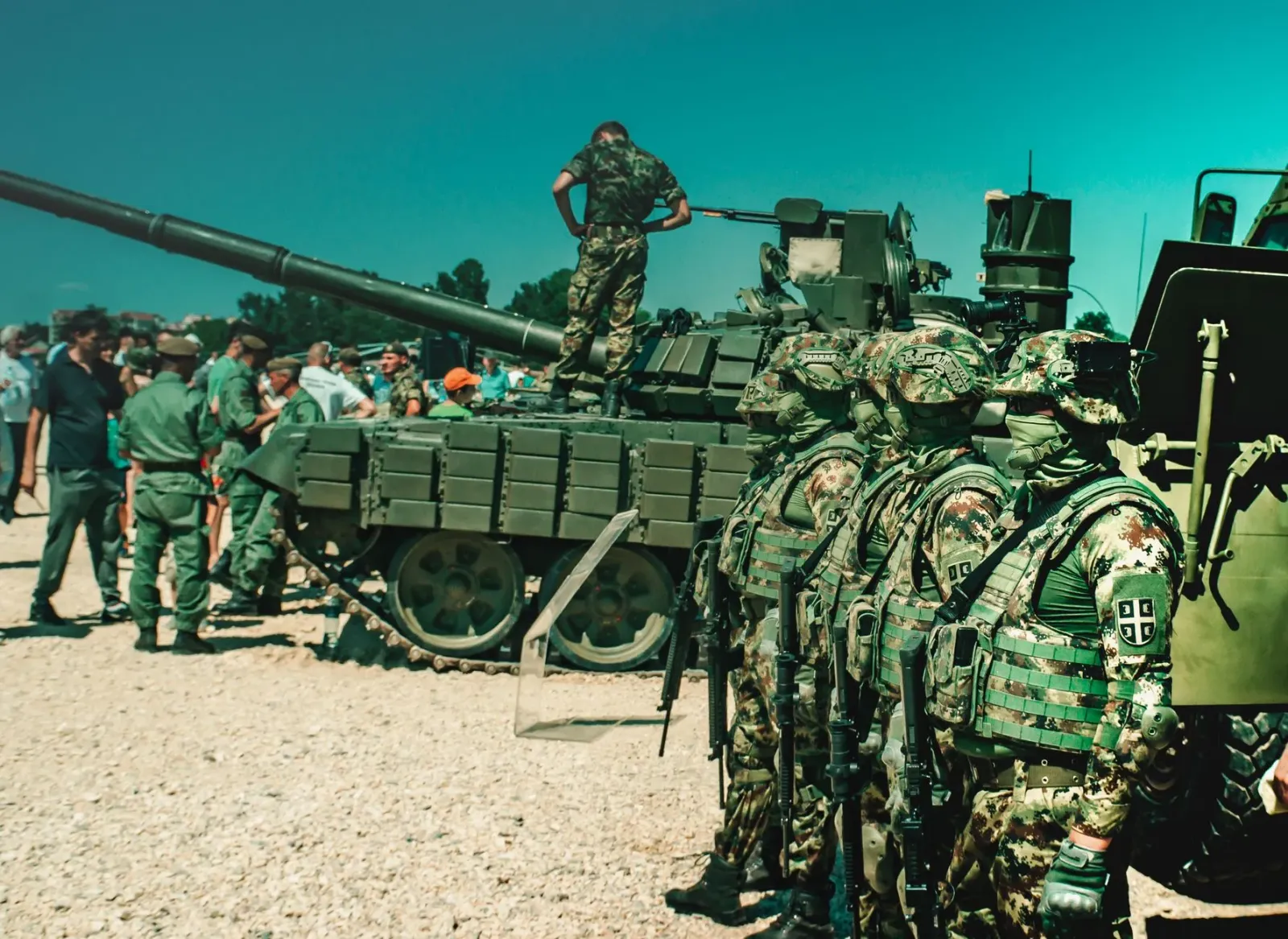 Imajen hatudu mísil longu-alkansu no sistema protesaun aviaun ne'ebé hanesan parte husi venda armas EUA ba UK, Dinamarka no K