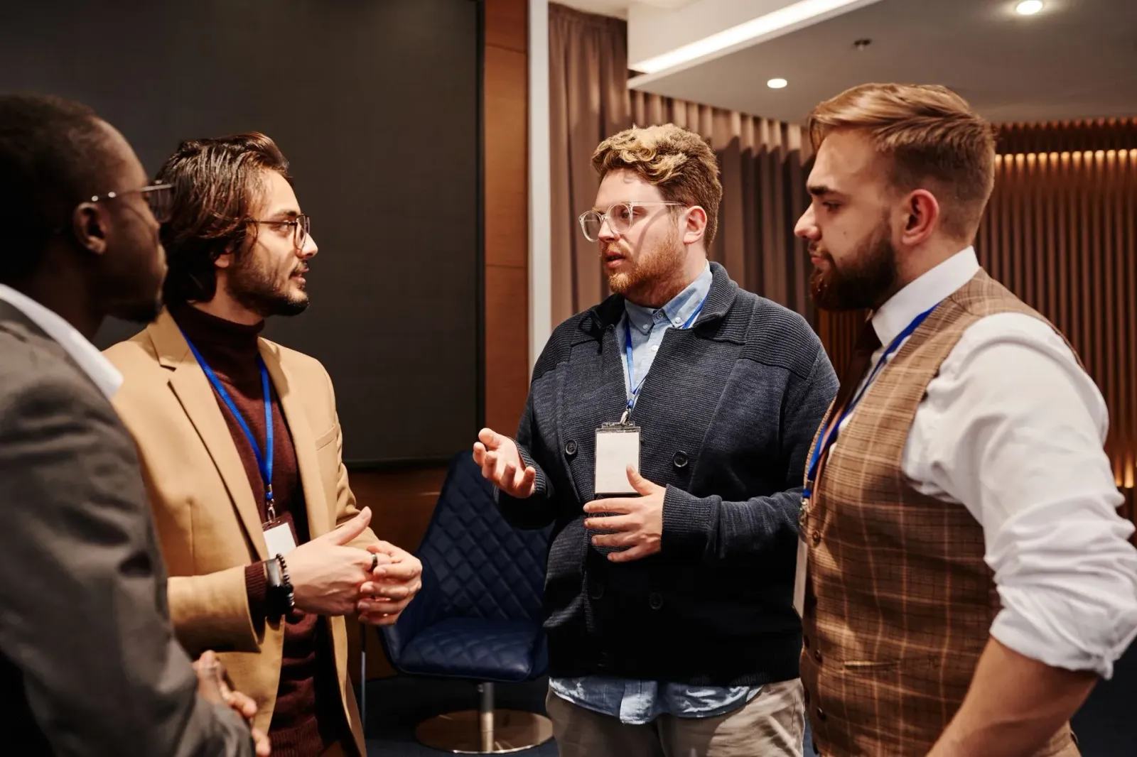 Grupu profisionál desportu sira tuur iha meza durante Workshop Marketing Desportu iha Boston, sira koalia no hatudu material 