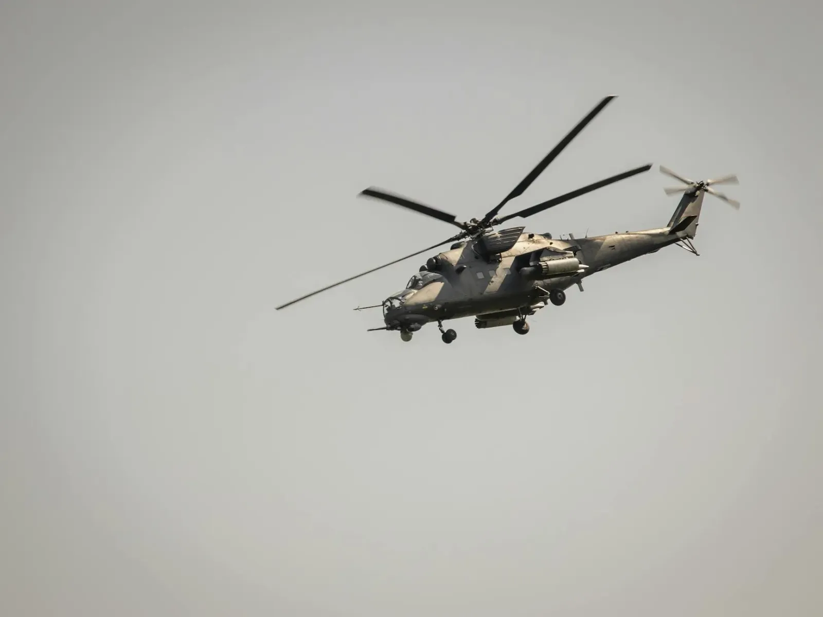 Imajen ida hatudu helikóteru militár Seahawk iha pista aviaun, ho soldadu estadu sira iha fundu, hanesan ilustrasaun ba artig