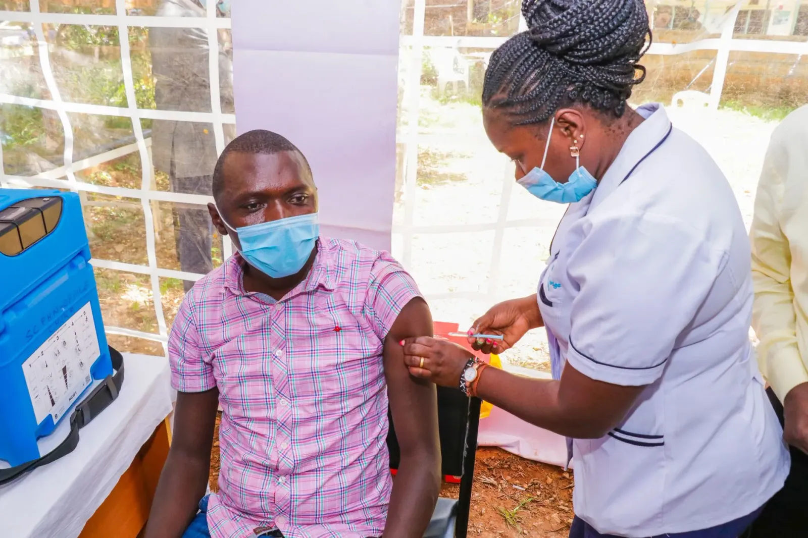 Imajen hatudu traballador saúde sira ho ekipamentu protesaun boot servisu iha zona surtu Ebola iha Afrika, ho ema sira prepar