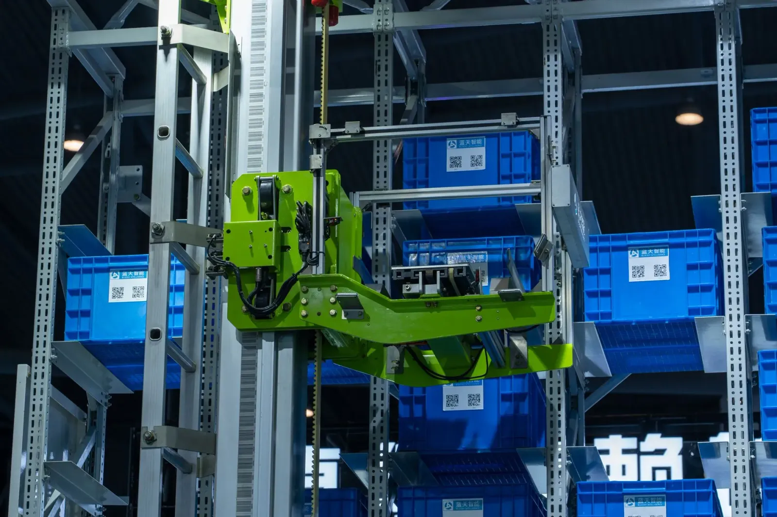 Robot Amazon Proteus iha warehouse, hetan komandu husi operador uza lian normal, ilustrasaun teknolojia foun