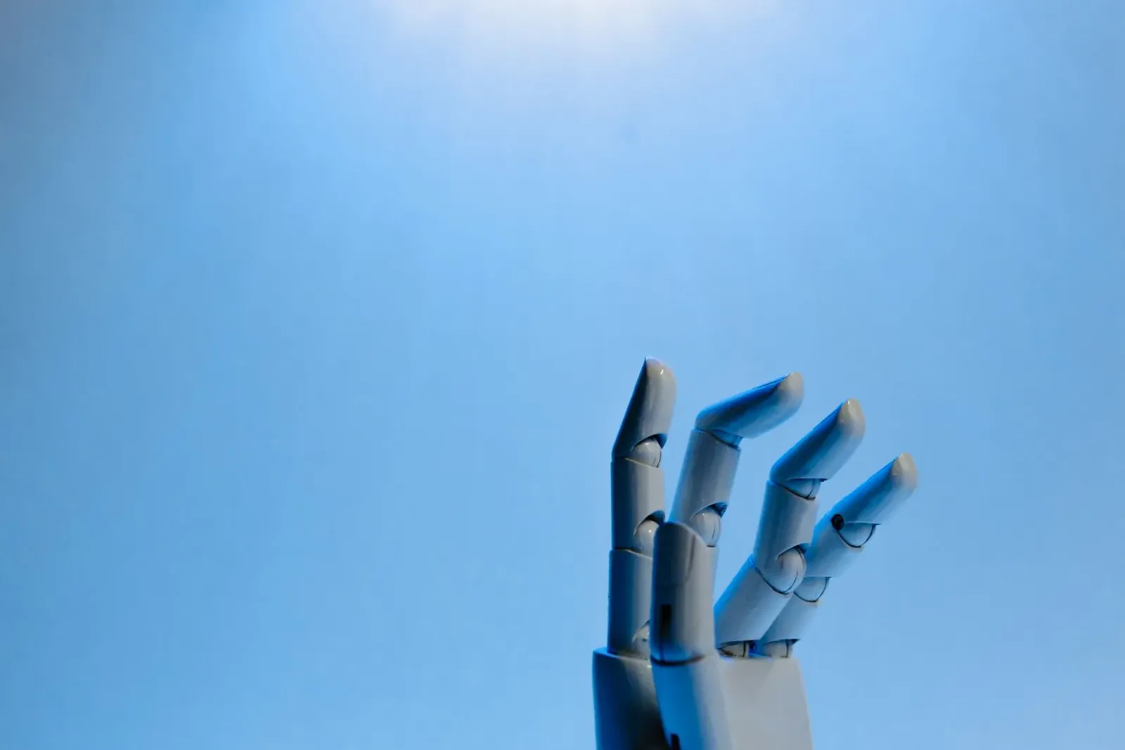 Ilustrasaun ida ne'ebé hatudu robot AI ida ho sinál avisu iha kotuk, hanesan símbolu ba risku no perigu ne'ebé AI bele lori b