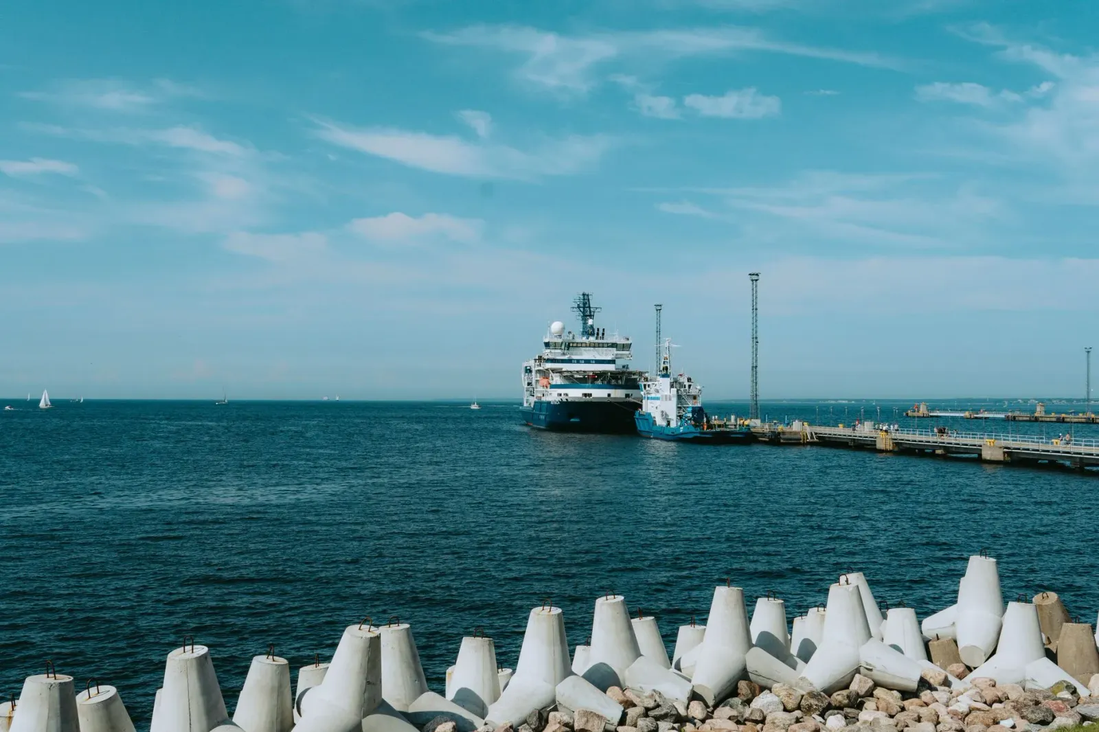 Imajen ida hatudu kabel submarinu ne'ebé estraga hela iha tasi Bálticu, ho barku reparasaun iha kotuk, simboliza sabotajem ne