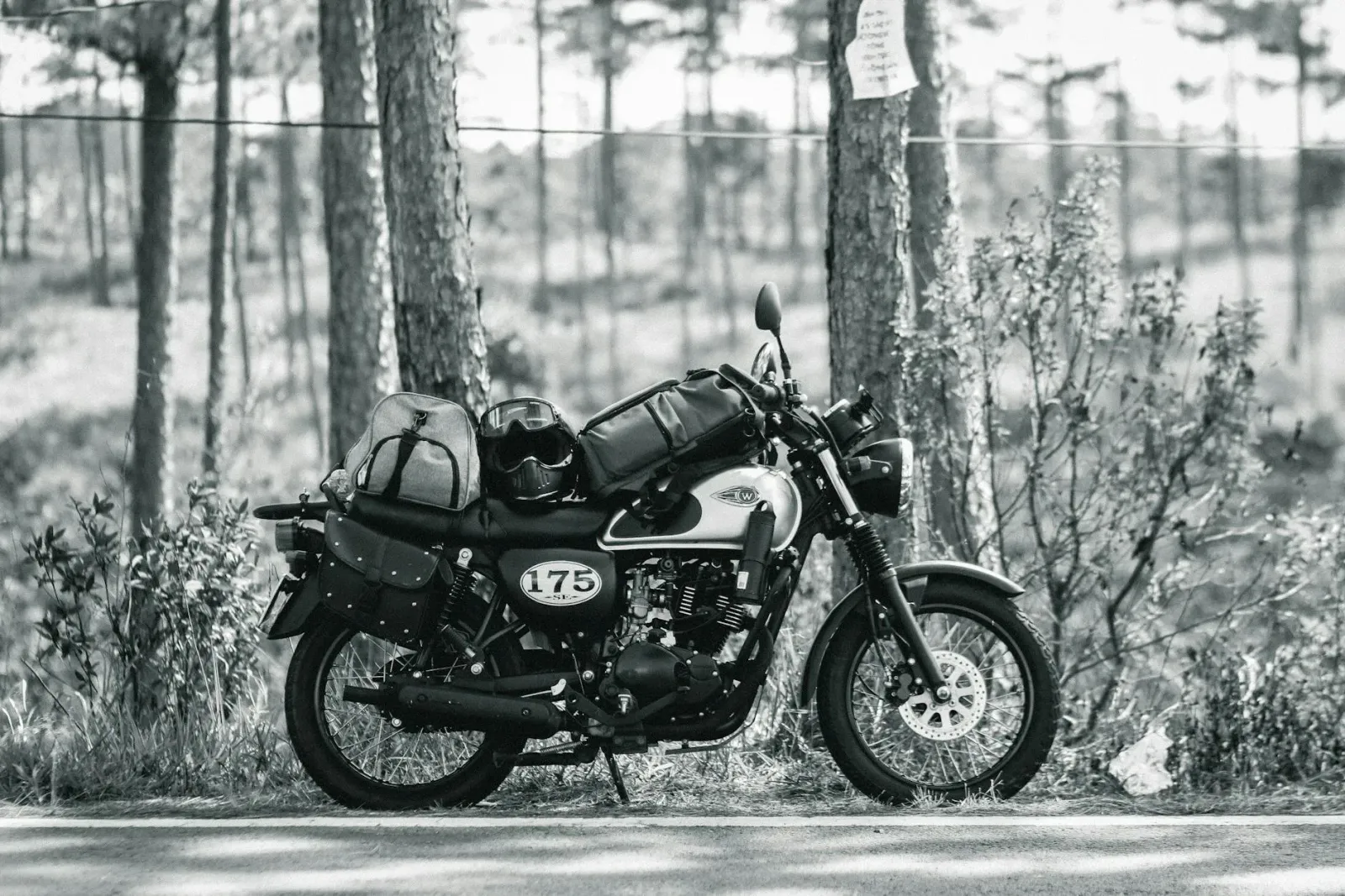 Imajen hatudu motór Kawasaki W175 kór metan ho detalhe ne'ebé klaru, iha fundu fábrika modernu — simboliza oinsá produtu husi