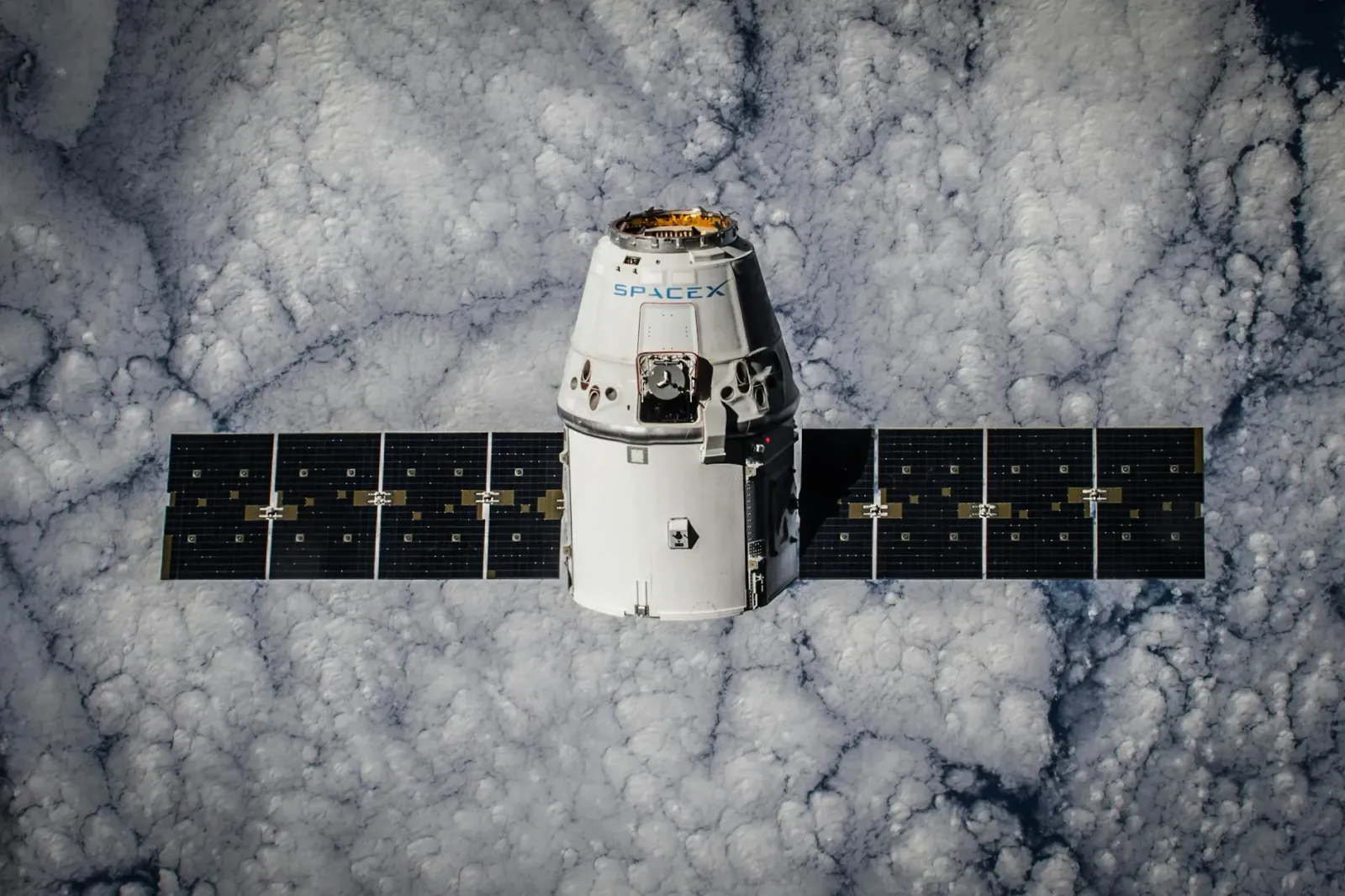 Imajen konseitual hodi hatudu satélite Starlink husi SpaceX iha espasu no ligasaun ho komputasaun núvem Google, ho ikon AI no