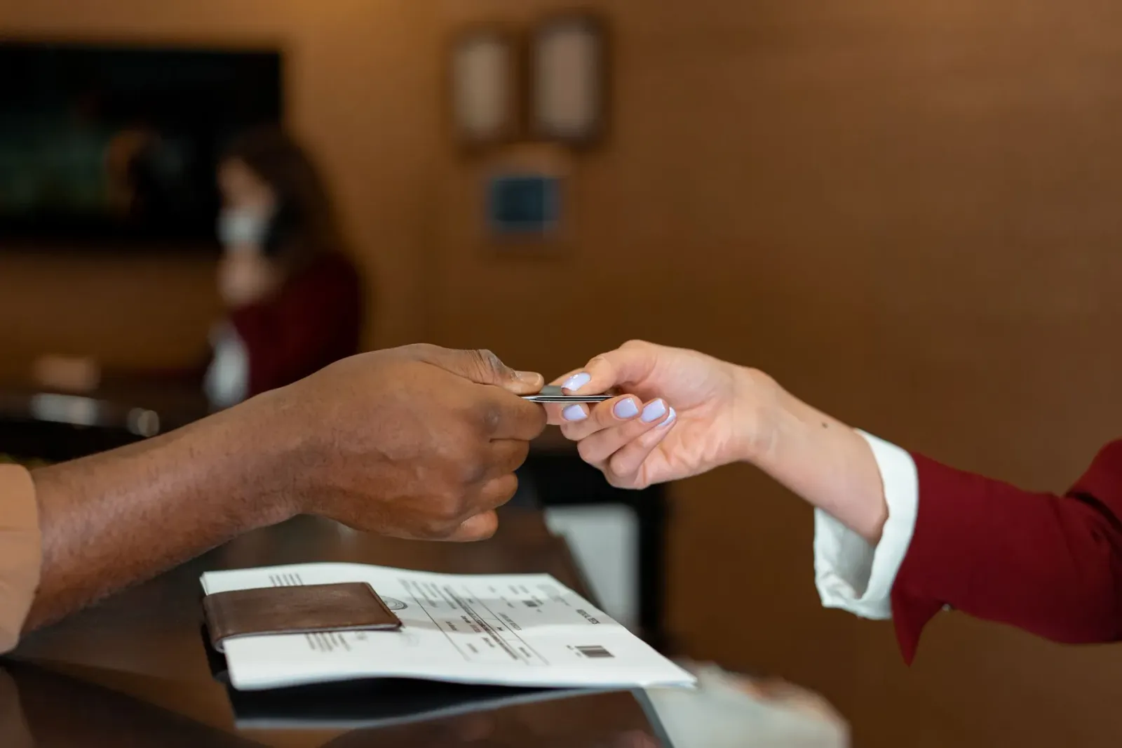 Imajen ida hatudu ema negósiu boot sira hamutuk iha sala ida, koalia kona-ba lobby no polítika green card, ho dokumentu sira 