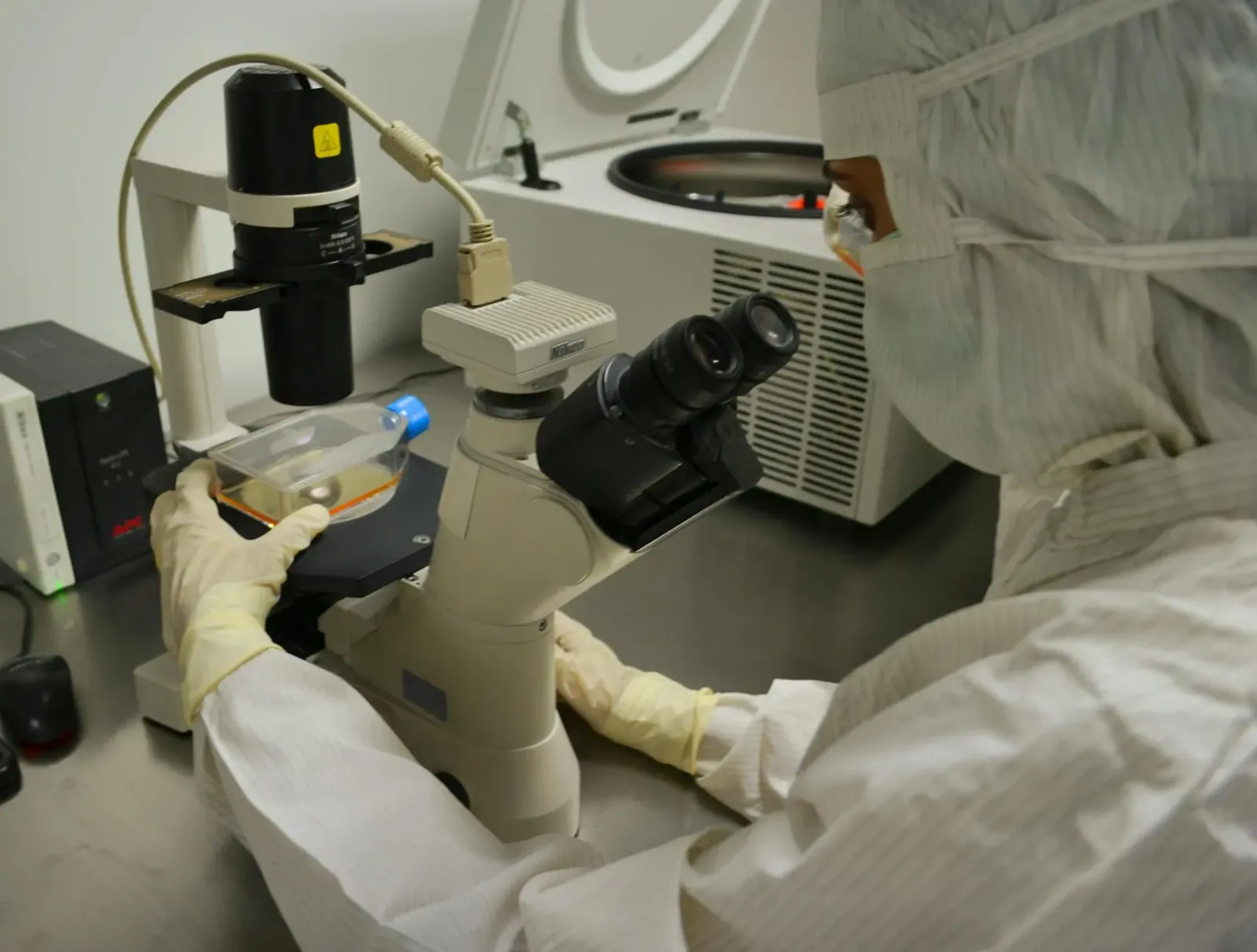 Imajen ida hatudu sientista sira servisu iha laboratóriu modernu ho ekipamentu peskiza no komputador, hanesan símbolu ba inve