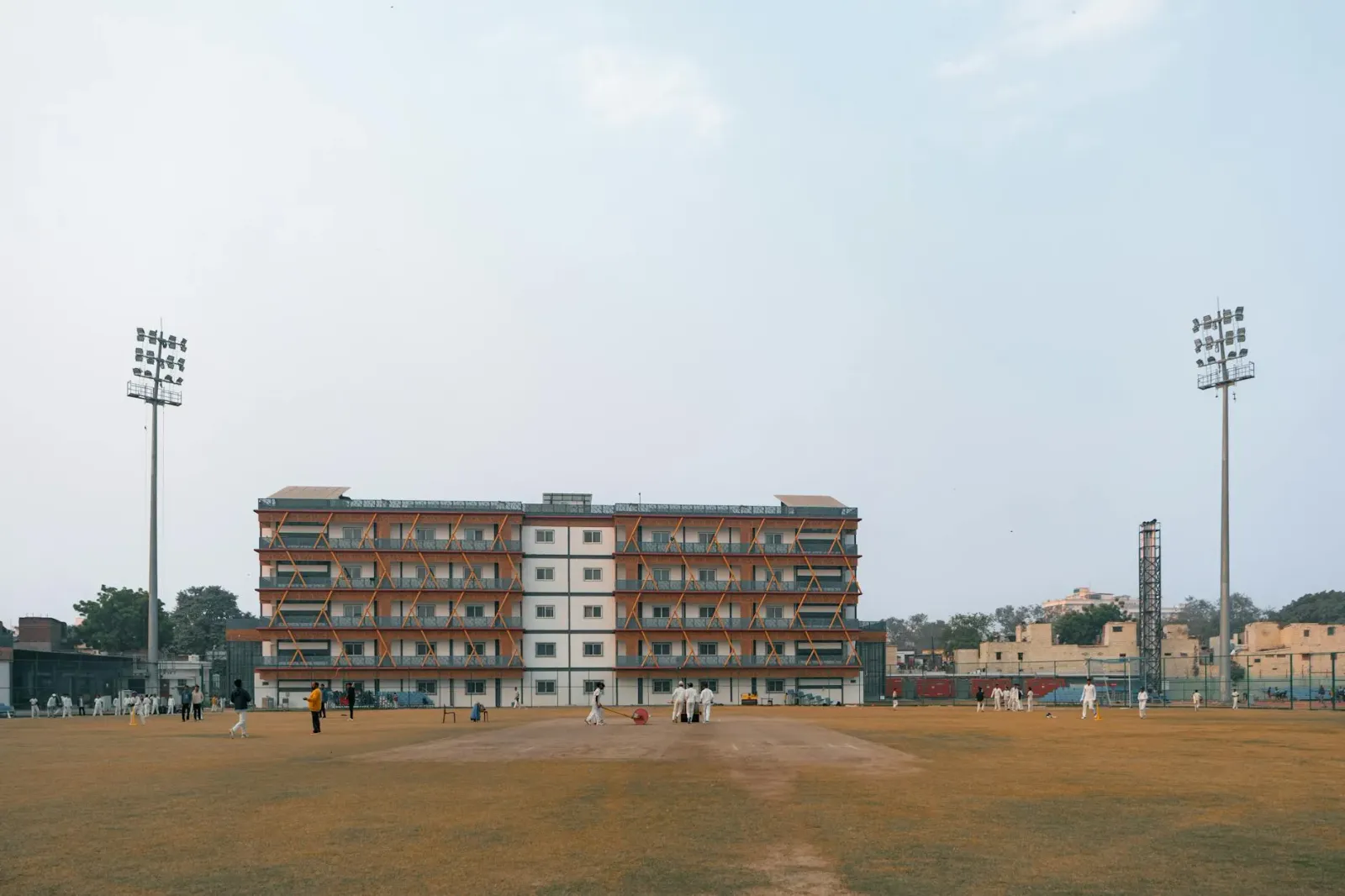 Imajen konseituál ne'ebé hatudu jogador cricket ho kapitania, bola futebol, no kamera filme, simboliza eventu tolu iha despor