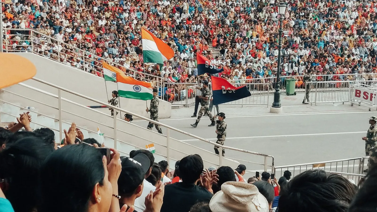 A.R. Rahman, kompozitór músika ne'ebé manán Oscar, iha Attari border halo tributu músika ba soldadu BSF nian, ho bandeira Ind