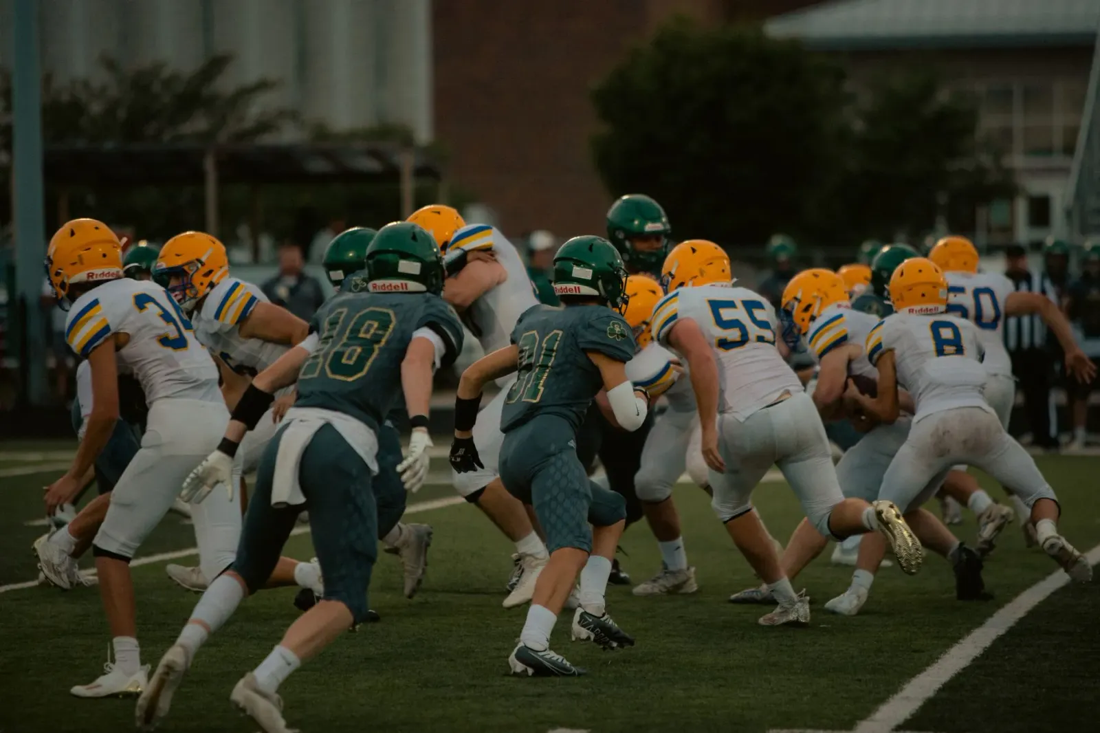 Imajen husi estadiu desportu iha Rhode Island ne'ebé ema barak halibur ba torneiu lacrosse no track, hanesan parte husi Super