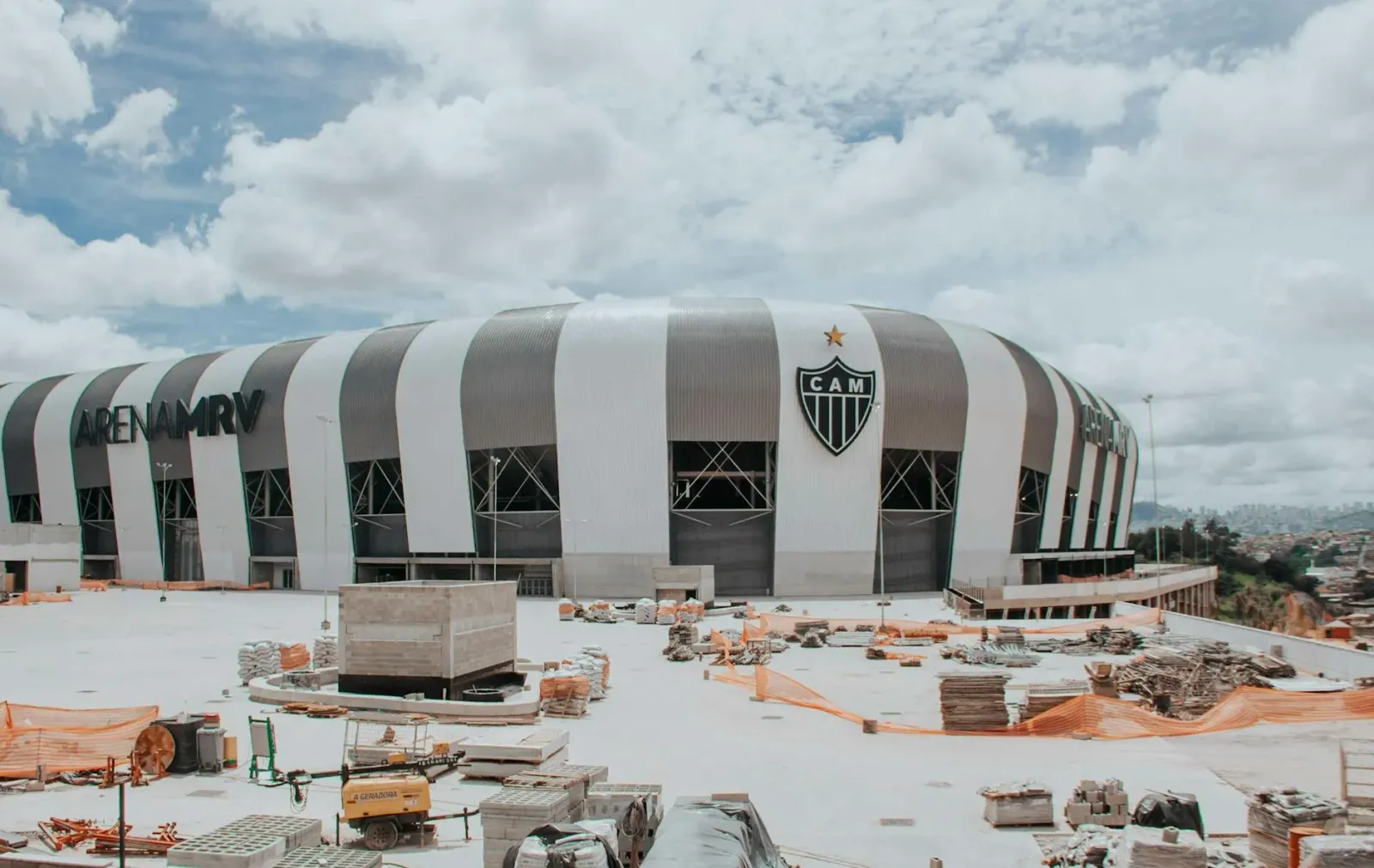 Imajen estadio desportu modernu ho torre sinal no arquitetura foun, ne'ebé representa futuru desportu ho mudansa propriedade,