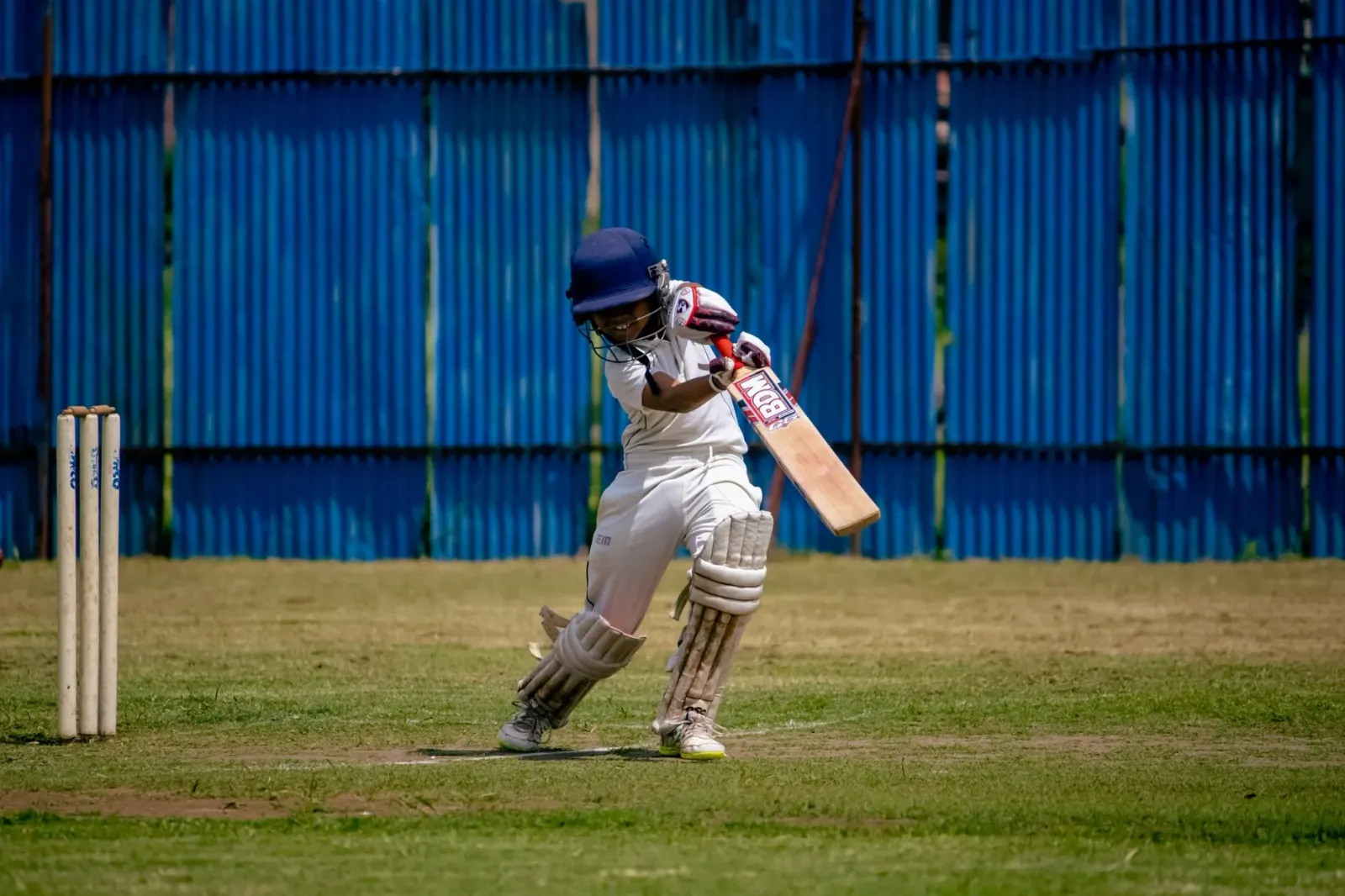 Jogadores Índia hanesan Yashasvi Jaiswal no KL Rahul selebra séntenu iha teste kontra Afeganistaun, ho torcedor sira iha fund