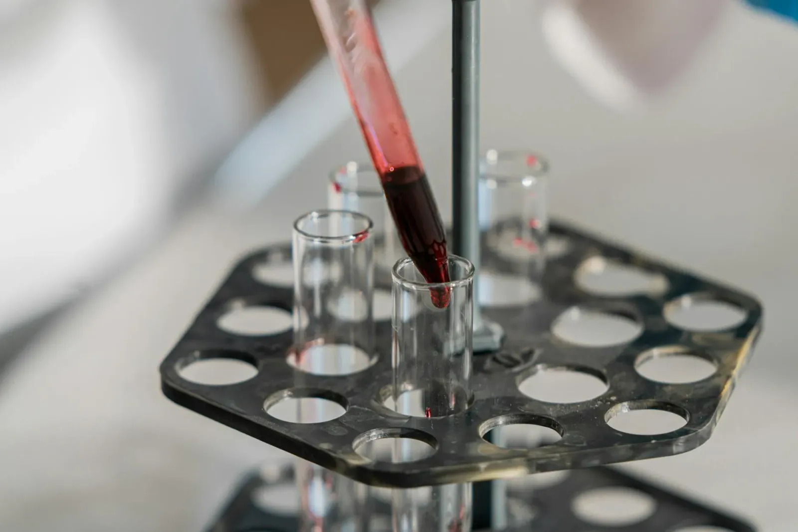 Ema hala'o análize laboratóriu ho ekipamentu siéntifiku no komputadór ne'ebé hatudu dadus AI, hanesan reprezenta kolaborasaun
