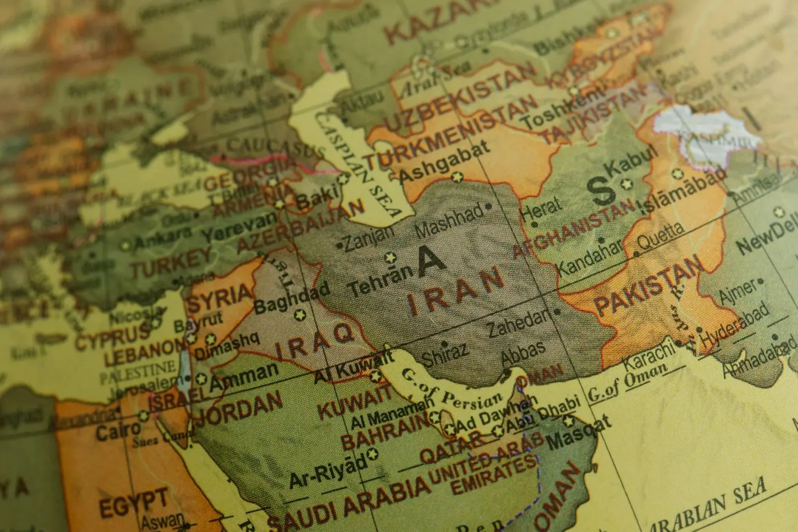 Mapa geopolítiku ne'ebé hatudu pozisaun Kuwait no Bahrain iha konflitu ho Iran, ho seta no marka krítiku hodi ilustra atake n