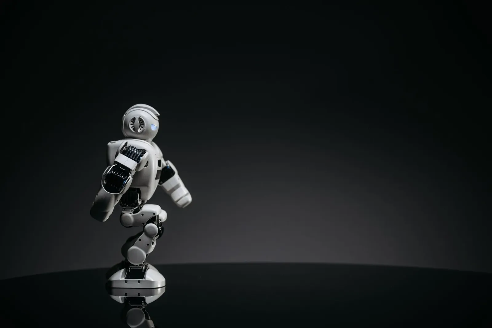 Ilustrasaun kona-ba AI hanesan addiksaun iha empresa, ho ema uza komputador no AI chatbot, maibe sente la balansu no perde ka