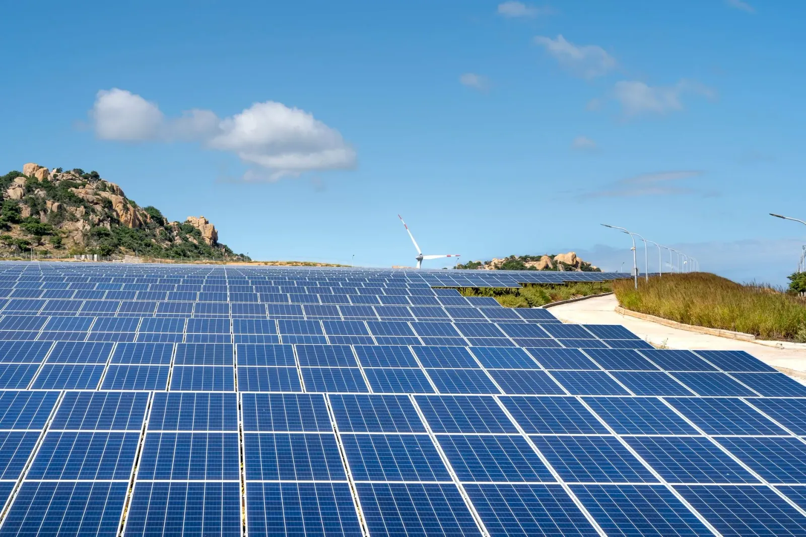 Painél solar sira iha kampu boot iha India, iha loron naroman, ho ai-fuan no edifísiu iha kotuk, hatudu kapasidade enerjia so