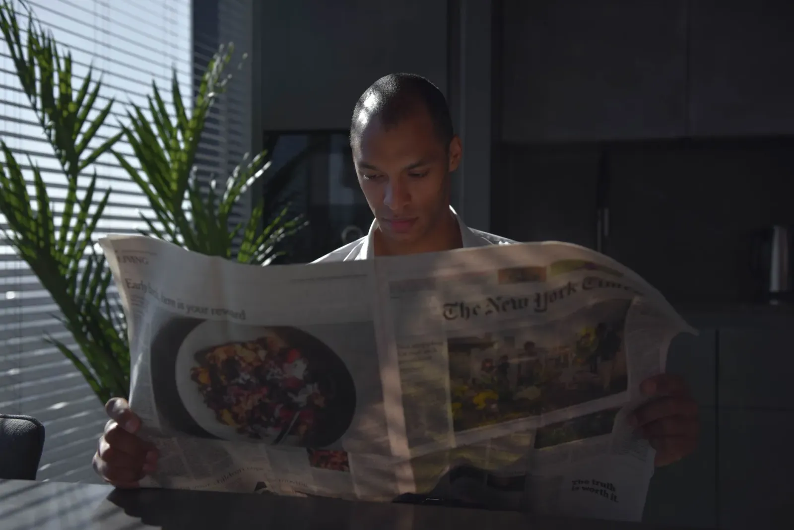 Ilustrasaun kona-ba avisu FSSAI kontra uzu jornal ba embalajen ai-han, ho fundu futuru futebol nian no imajen jogador Alejand