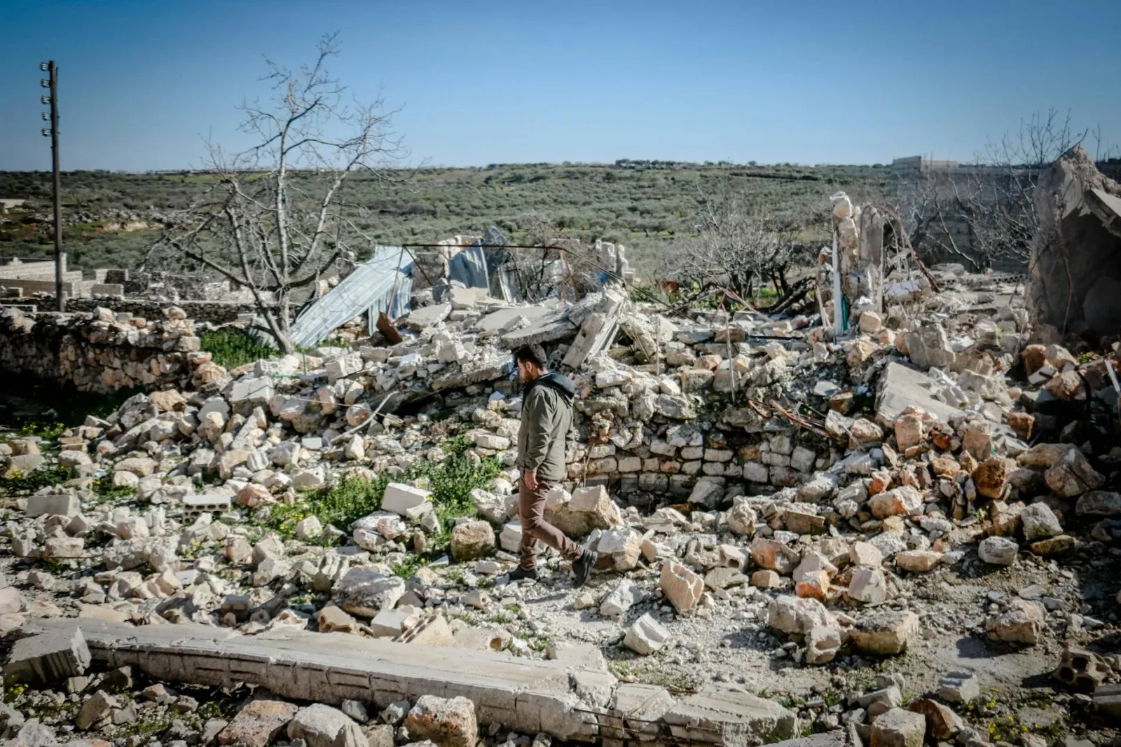 Imajen ida hatudu ema sivil iha Gaza ne'ebé afetadu husi konflitu armadu, ho ospitál no klínika sira ne'ebé aat, no família s