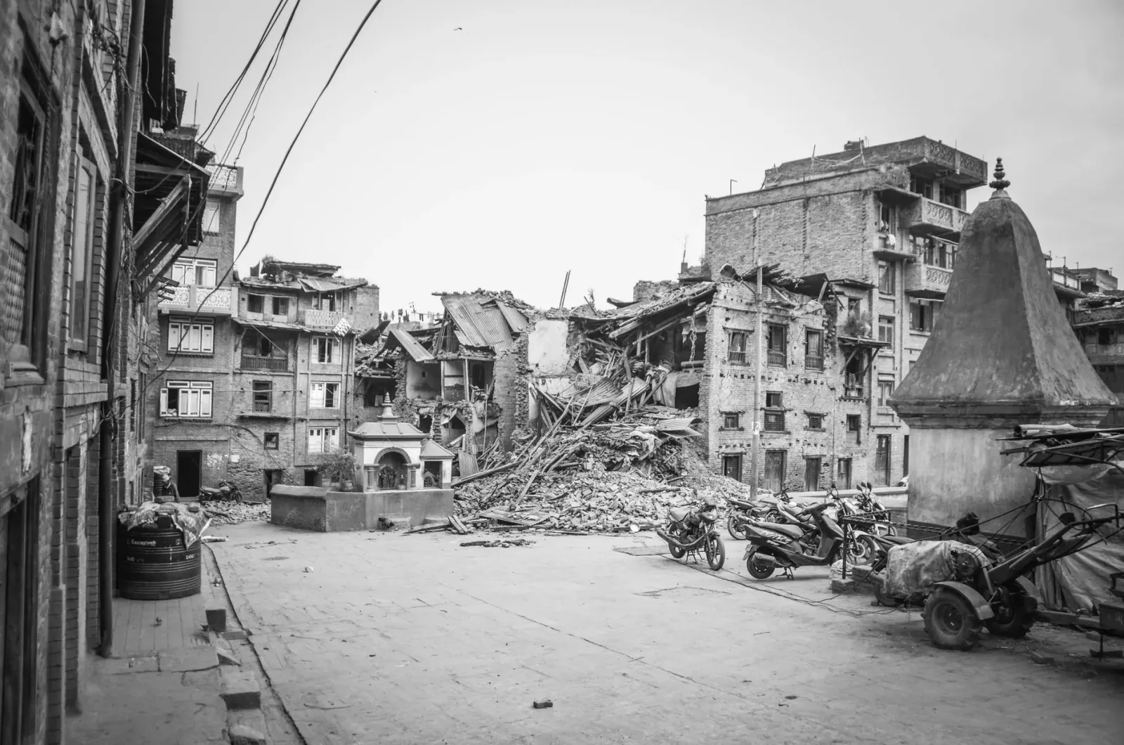 Imajen ida hatudu fasilidade saúde foun iha Nepal ne'ebé rekonstrui depois terramutu 2015, ho bandeira Índia no Nepal iha oin