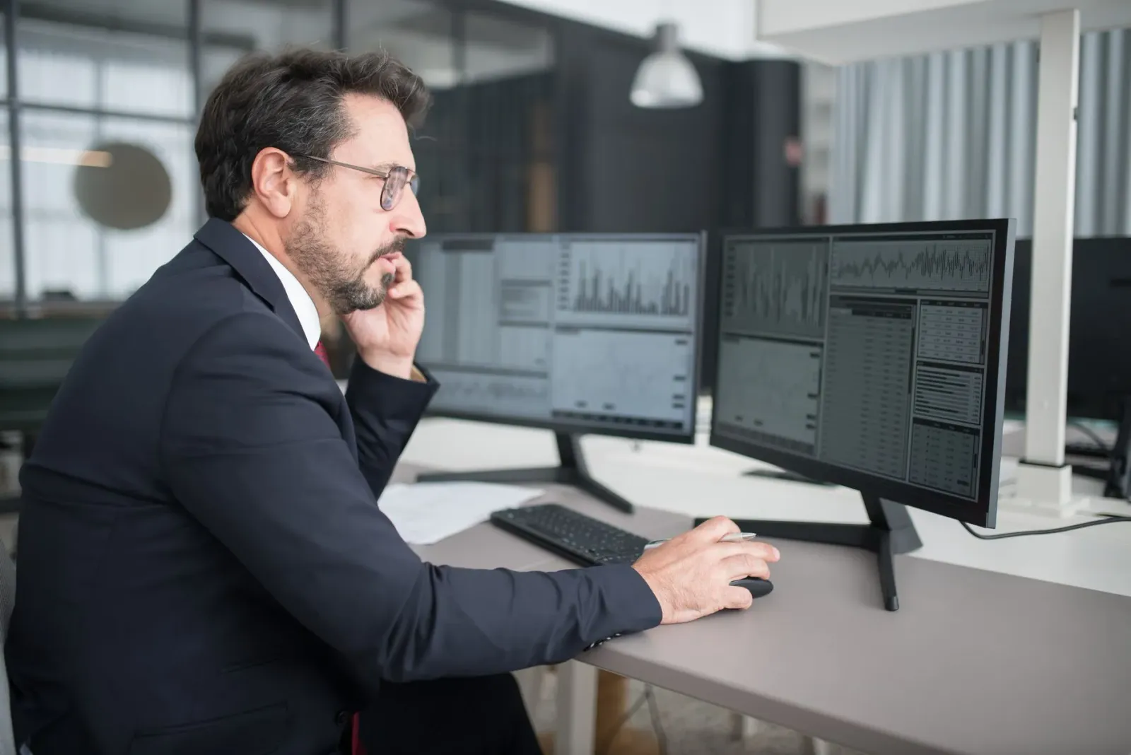 Monitor Philips 24B2D5300 ho ekrã iha oin rua iha eskritóriu, hatudu oinsá uza ba servisu produtivu