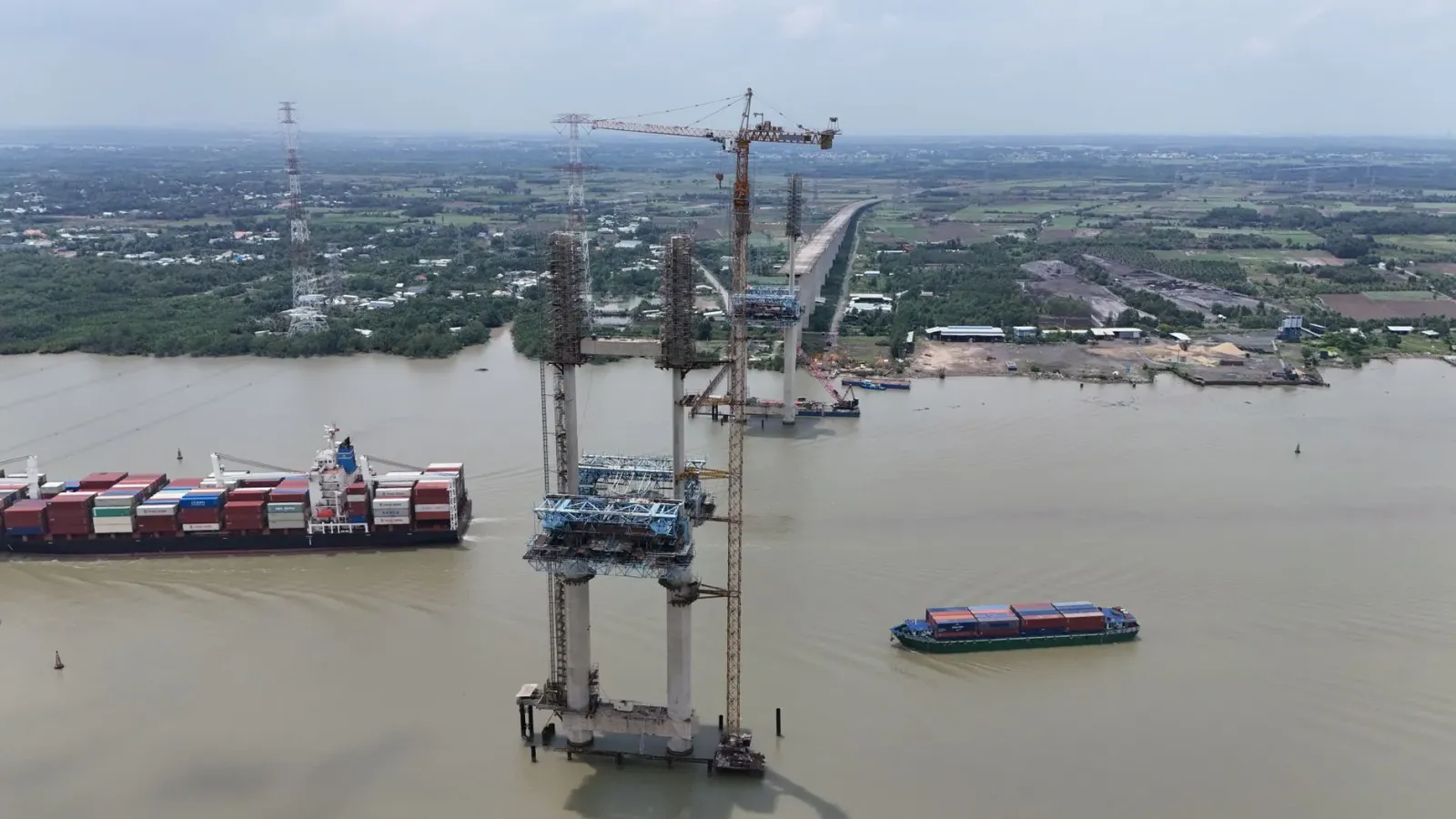 Vista aérea husi Ponte Gordie Howe International Bridge ne'ebé remata tiha, ho riu ne'ebé klaru no sidade Windsor iha kotuk, 
