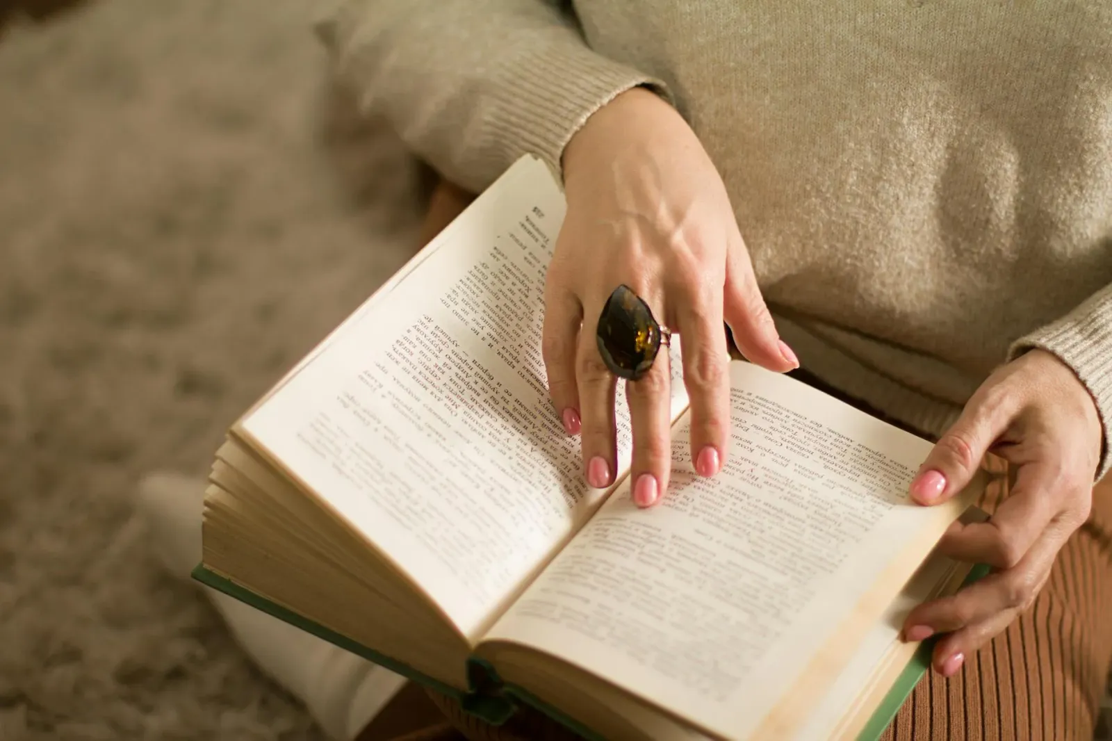 Livru 'The Lord of the Rings' nakloke no iha sidade ida ho anel iha leten, hanesan símbolu ba istoria ne'ebé importante