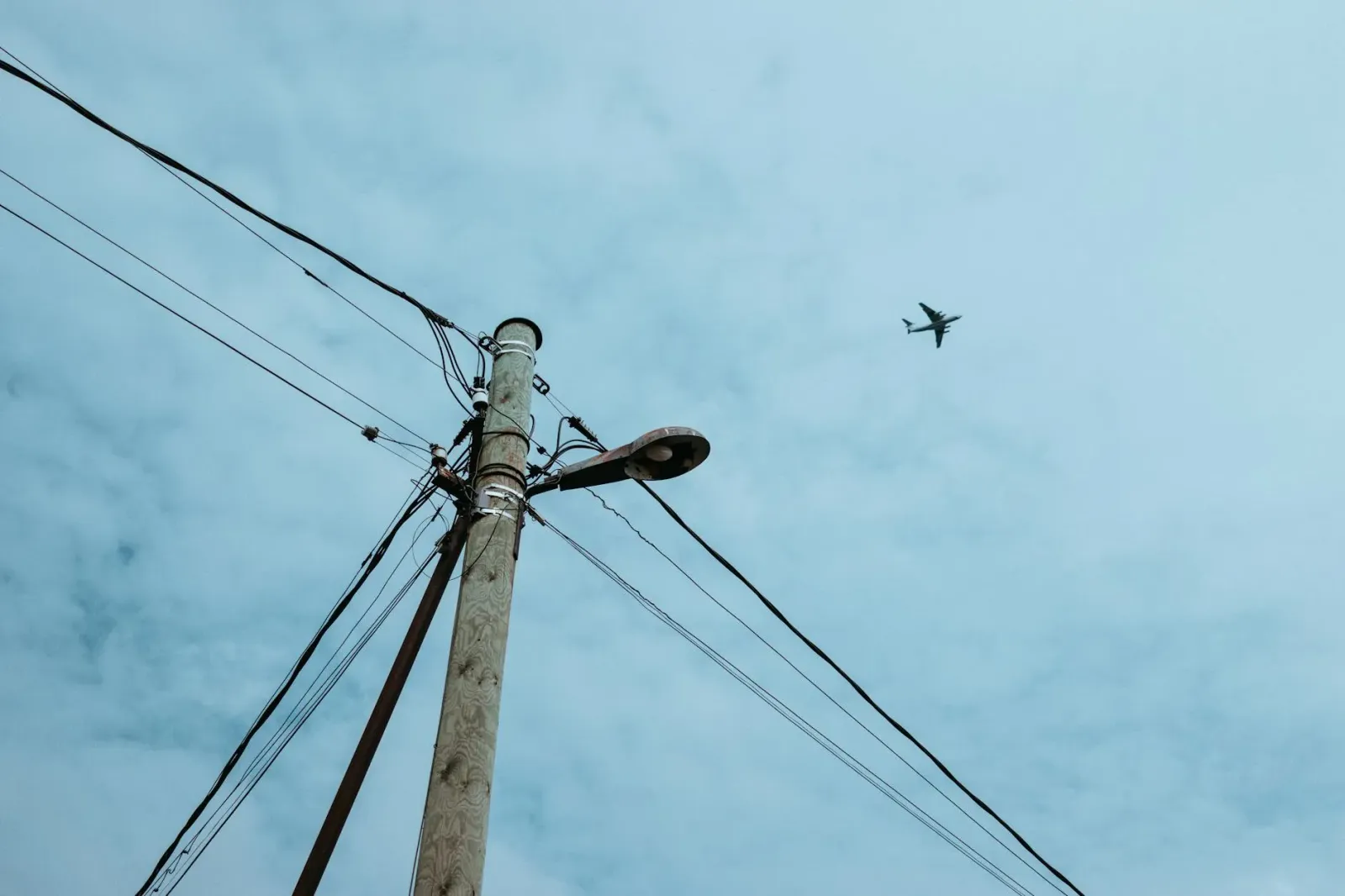 Aviaun elétriku Beta Technologies iha voo, ho ceu klaru no paisajem ne'ebé hatudu futuru aviasaun limpu no siénsia