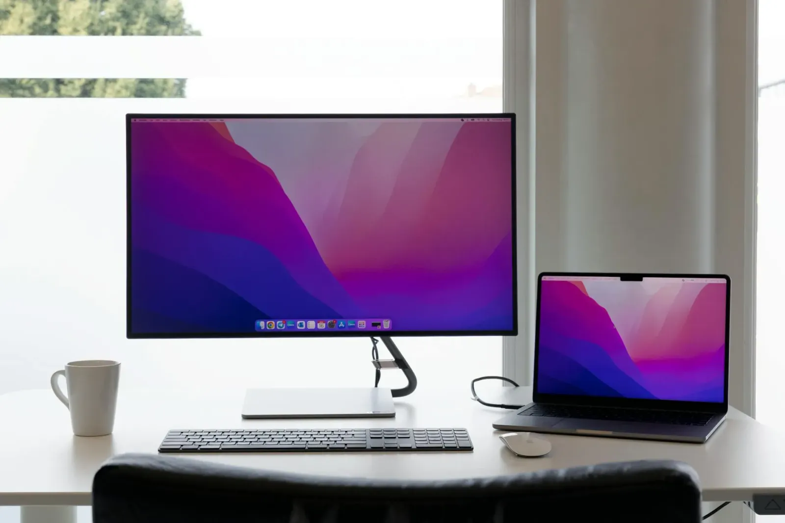 Imajen desk foun ho monitor rua oin Philipe no komputador iha espasu negósu, hanesan ita bele uza ba produtividade boot