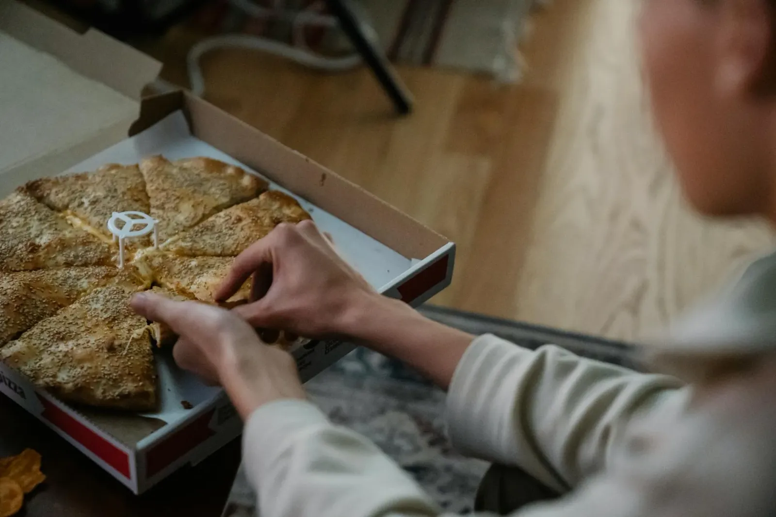 Iha kalan iha Philadelphia, ema entrega pizza ho dalan mamuk no perigu, hatudu tristeza no realidade.