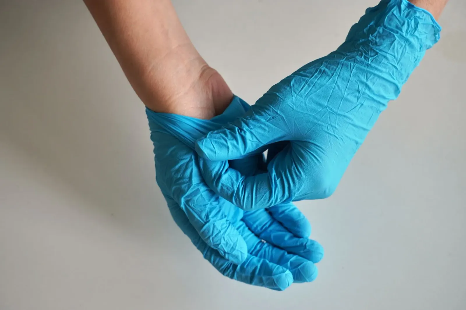 Imajen hatudu ekipamentu mèdiku no material prevenção Ebola iha áreas remota África, hanesan luvas, maskras no desinfetante, 