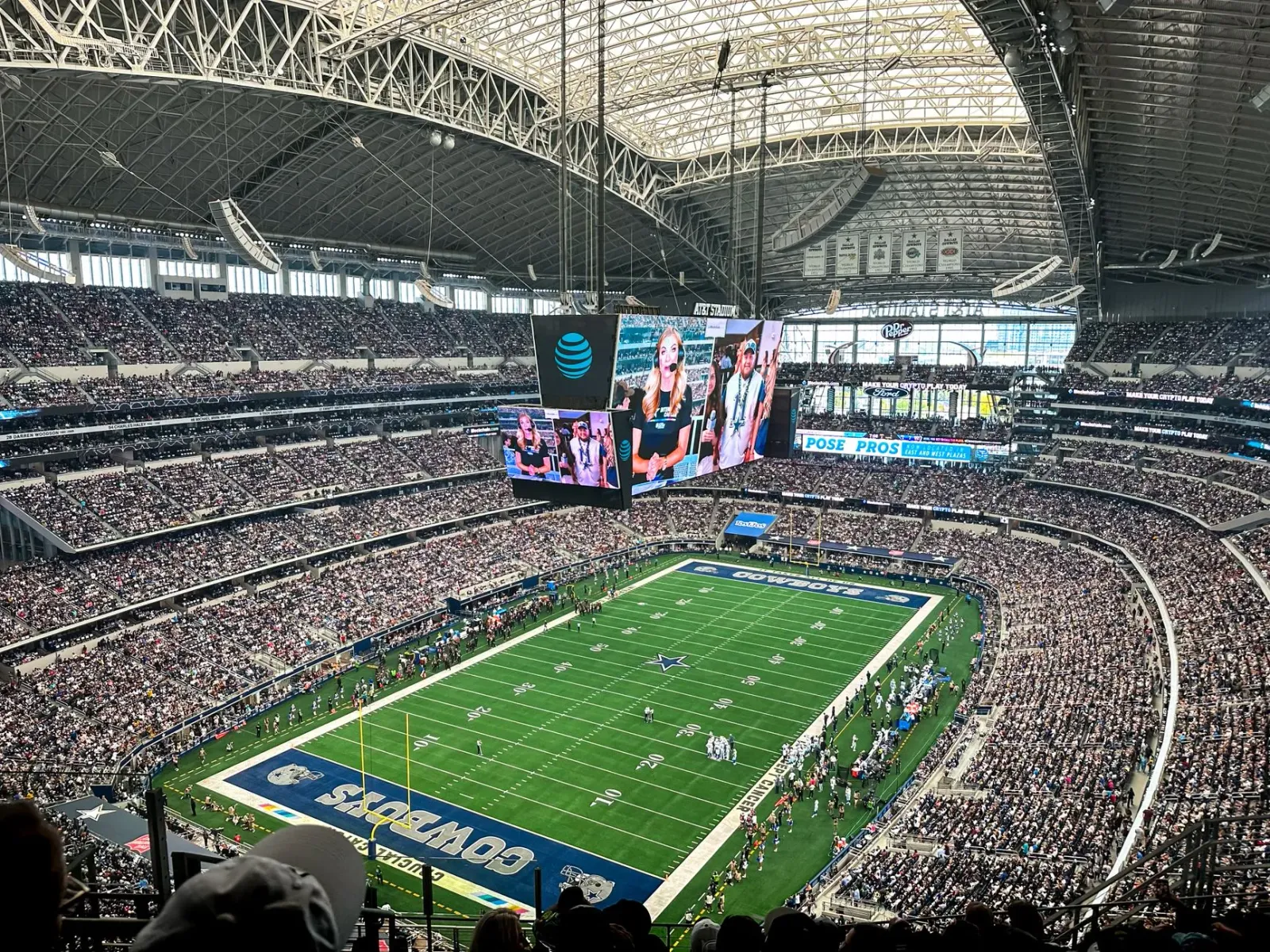 Imajen ida hatudu estádiu NFL ne'ebé enxe ho fã sira, maibe sira haree hela ba sira nia telemóvel tanba stream la servisu di'