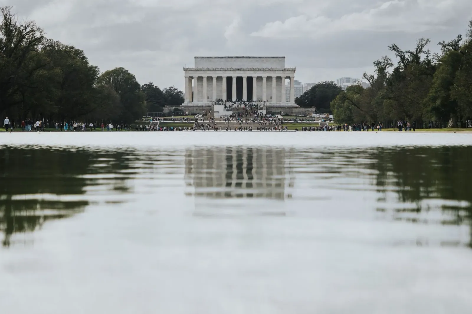 Imajen ida husi estúdiu Fox News ho ekrã hatudu Reflecting Pool Lincoln Memorial ne'ebé hetan estragu, ho bandeira Amerikana 